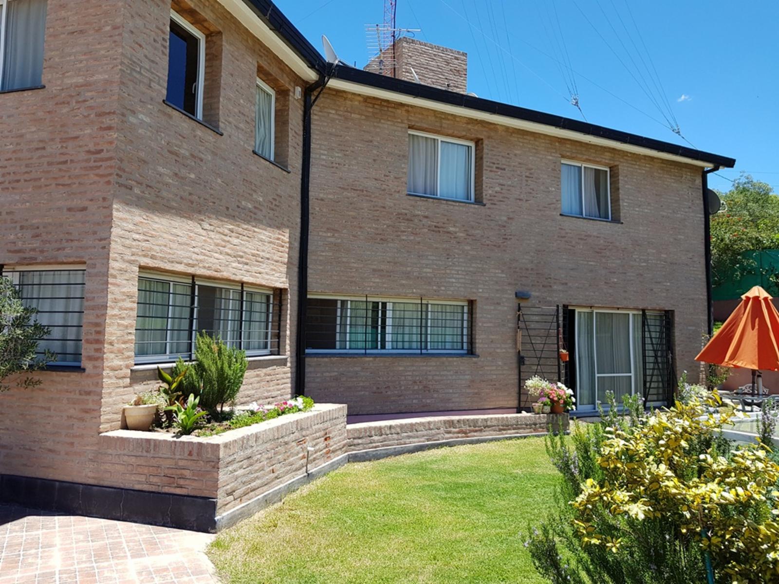 MUY LINDA CASA EN VENTA EN VILLA CARLOS PAZ, BARRIO VILLA DEL LAGO,AMPLIA, CON PILETA. — foto 5