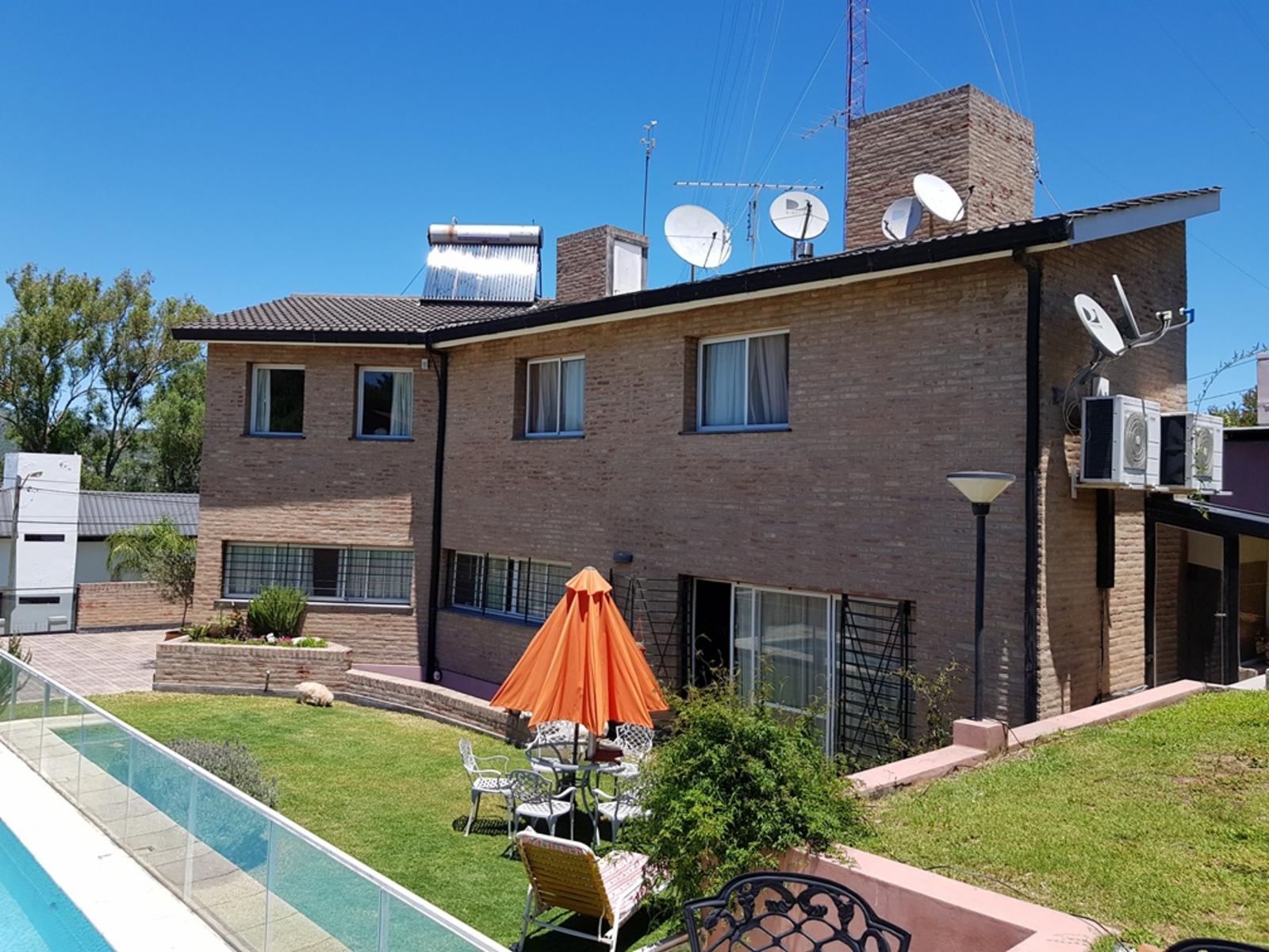 MUY LINDA CASA EN VENTA EN VILLA CARLOS PAZ, BARRIO VILLA DEL LAGO,AMPLIA, CON PILETA. — foto 6