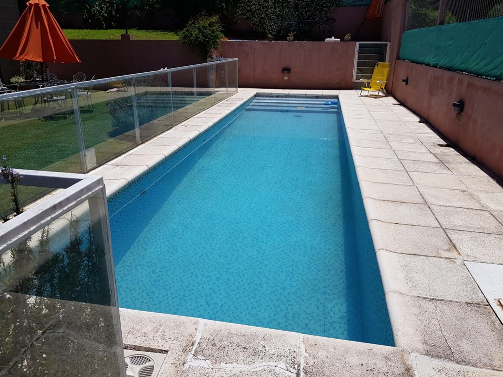 MUY LINDA CASA EN VENTA EN VILLA CARLOS PAZ, BARRIO VILLA DEL LAGO,AMPLIA, CON PILETA. — foto 7