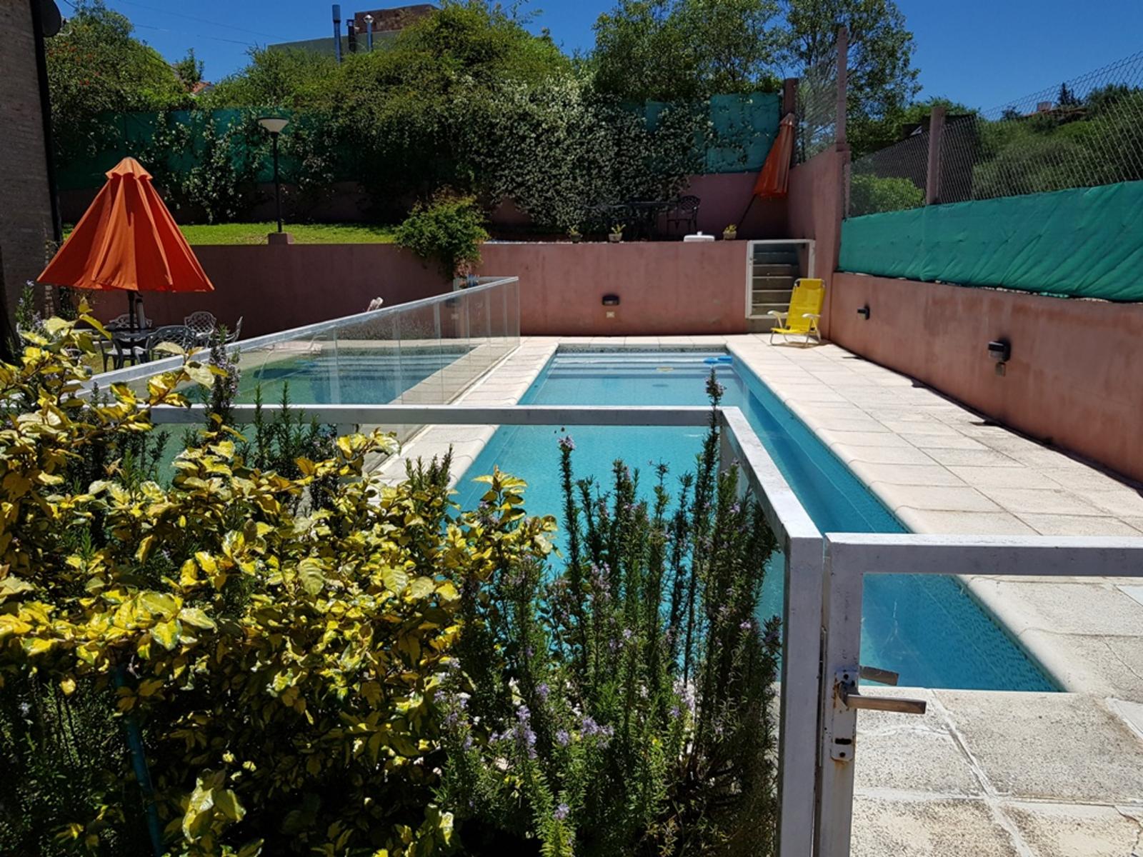 MUY LINDA CASA EN VENTA EN VILLA CARLOS PAZ, BARRIO VILLA DEL LAGO,AMPLIA, CON PILETA. — foto 8