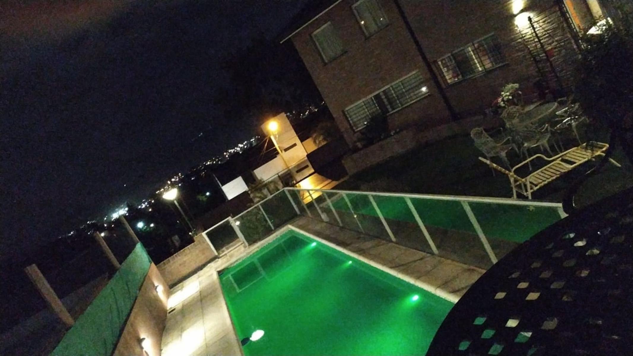 MUY LINDA CASA EN VENTA EN VILLA CARLOS PAZ, BARRIO VILLA DEL LAGO,AMPLIA, CON PILETA. — foto 11