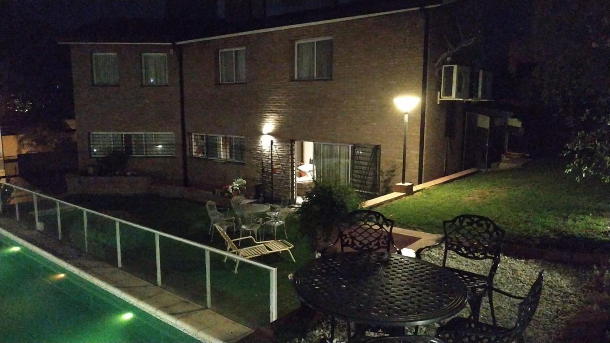 MUY LINDA CASA EN VENTA EN VILLA CARLOS PAZ, BARRIO VILLA DEL LAGO,AMPLIA, CON PILETA. — foto 12
