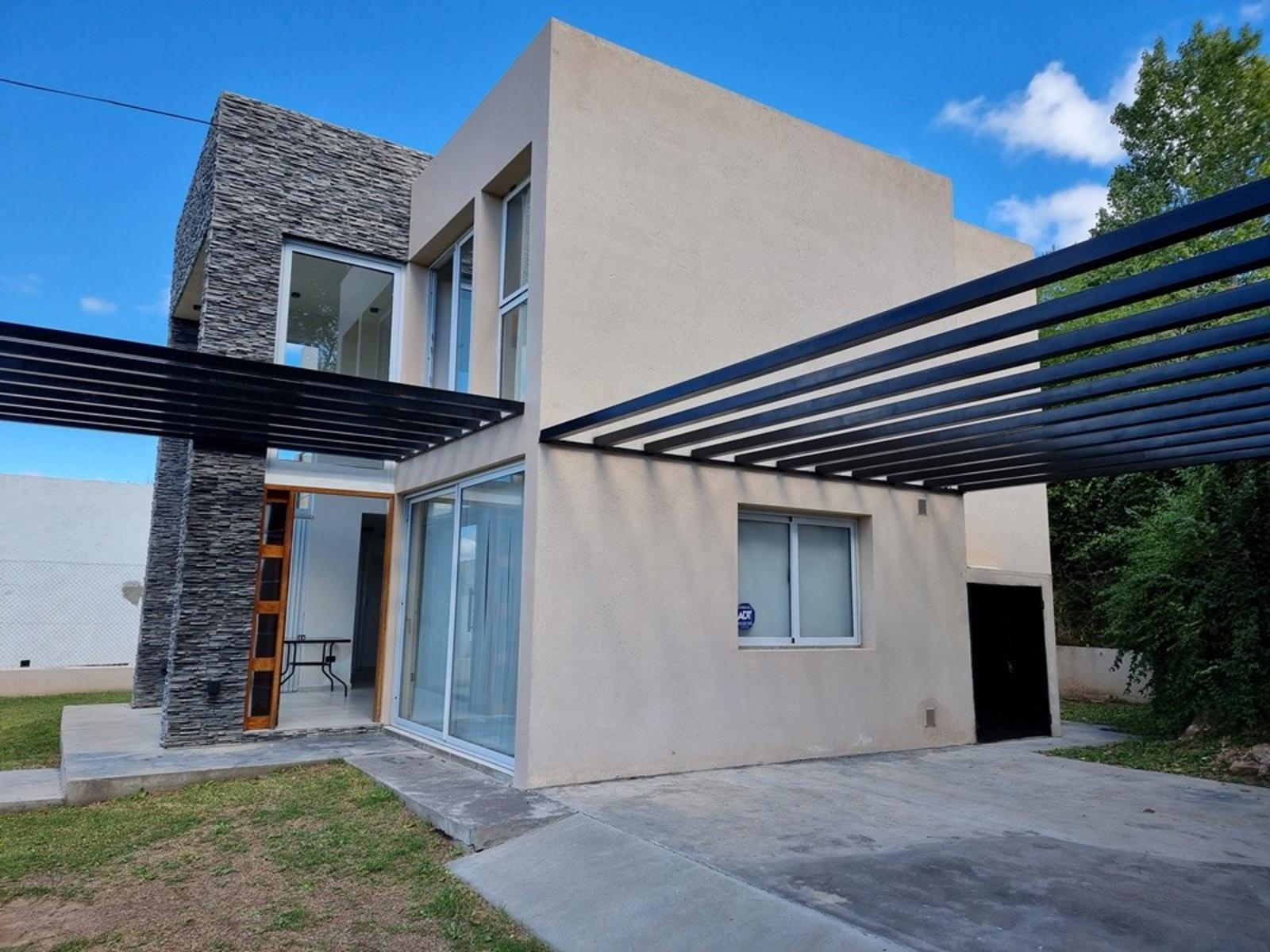 EXCELENTE CASA EN VENTA EN VILLA CARLOS PAZ, 2 DORMITORIOS, PILETA, VISTA PANORÁMICA, DE 4 AÑOS — foto 2