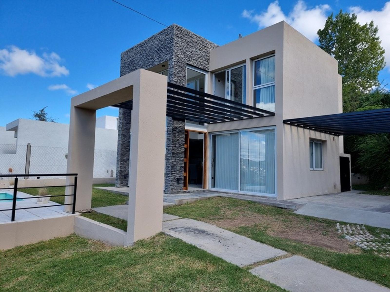 EXCELENTE CASA EN VENTA EN VILLA CARLOS PAZ, 2 DORMITORIOS, PILETA, VISTA PANORÁMICA, DE 4 AÑOS — foto 3