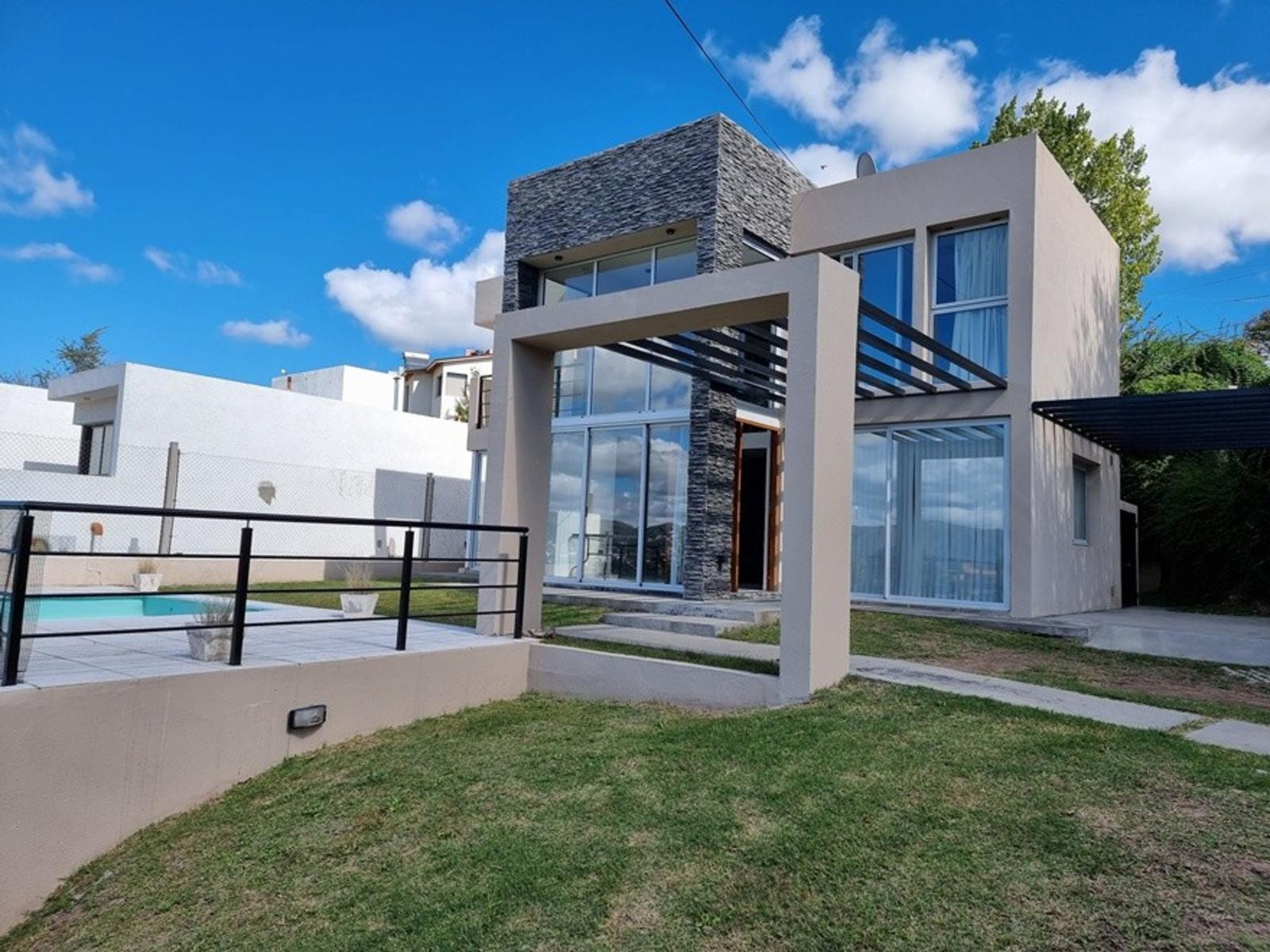 EXCELENTE CASA EN VENTA EN VILLA CARLOS PAZ, 2 DORMITORIOS, PILETA, VISTA PANORÁMICA, DE 4 AÑOS — foto 4