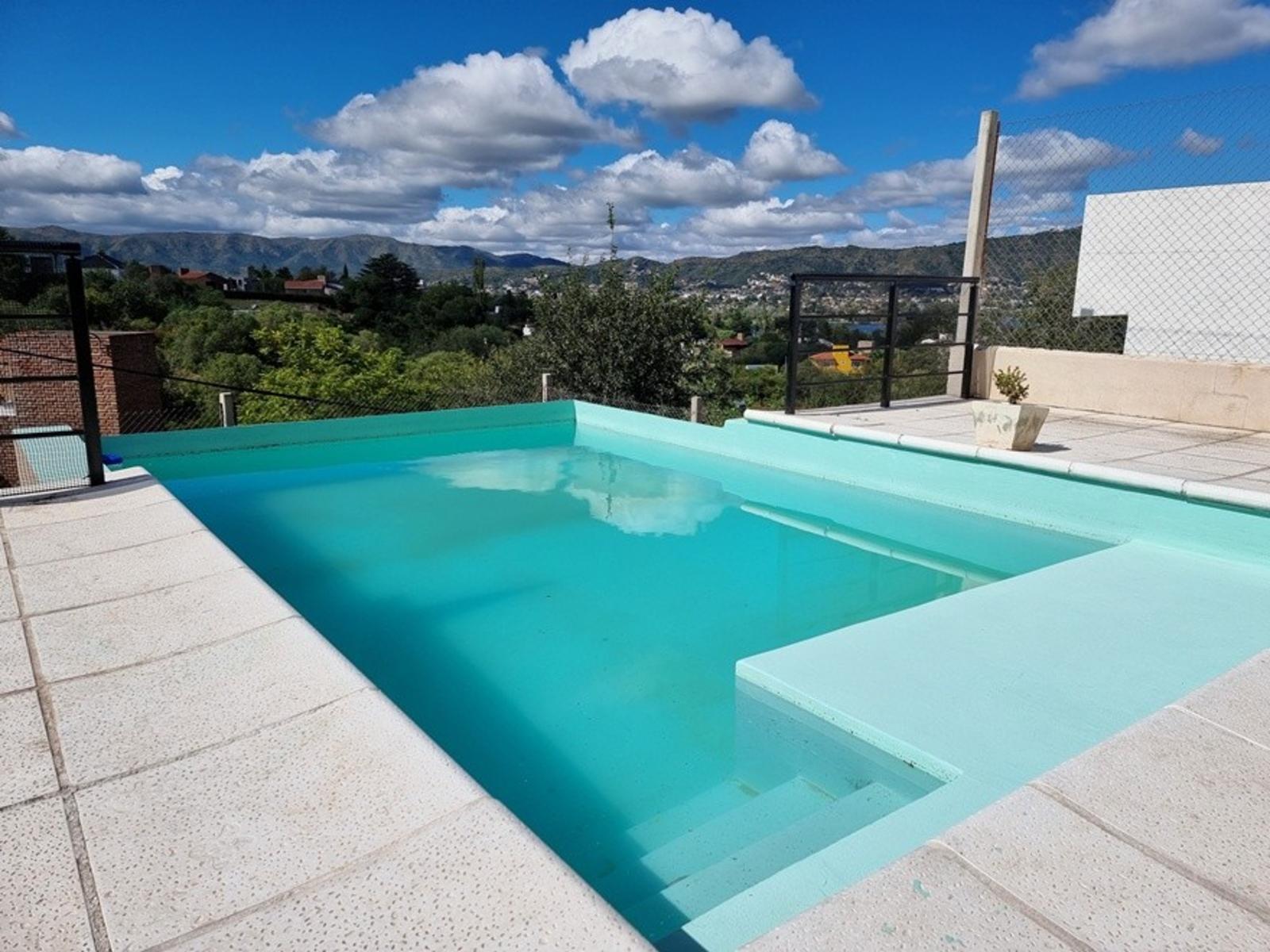 EXCELENTE CASA EN VENTA EN VILLA CARLOS PAZ, 2 DORMITORIOS, PILETA, VISTA PANORÁMICA, DE 4 AÑOS — foto 5