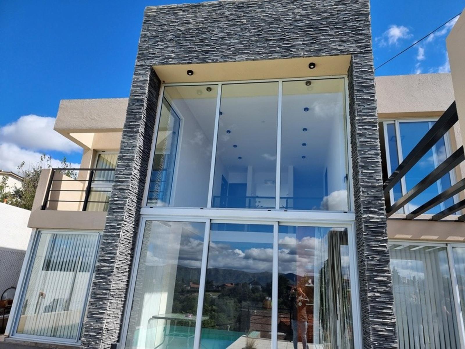 EXCELENTE CASA EN VENTA EN VILLA CARLOS PAZ, 2 DORMITORIOS, PILETA, VISTA PANORÁMICA, DE 4 AÑOS — foto 6