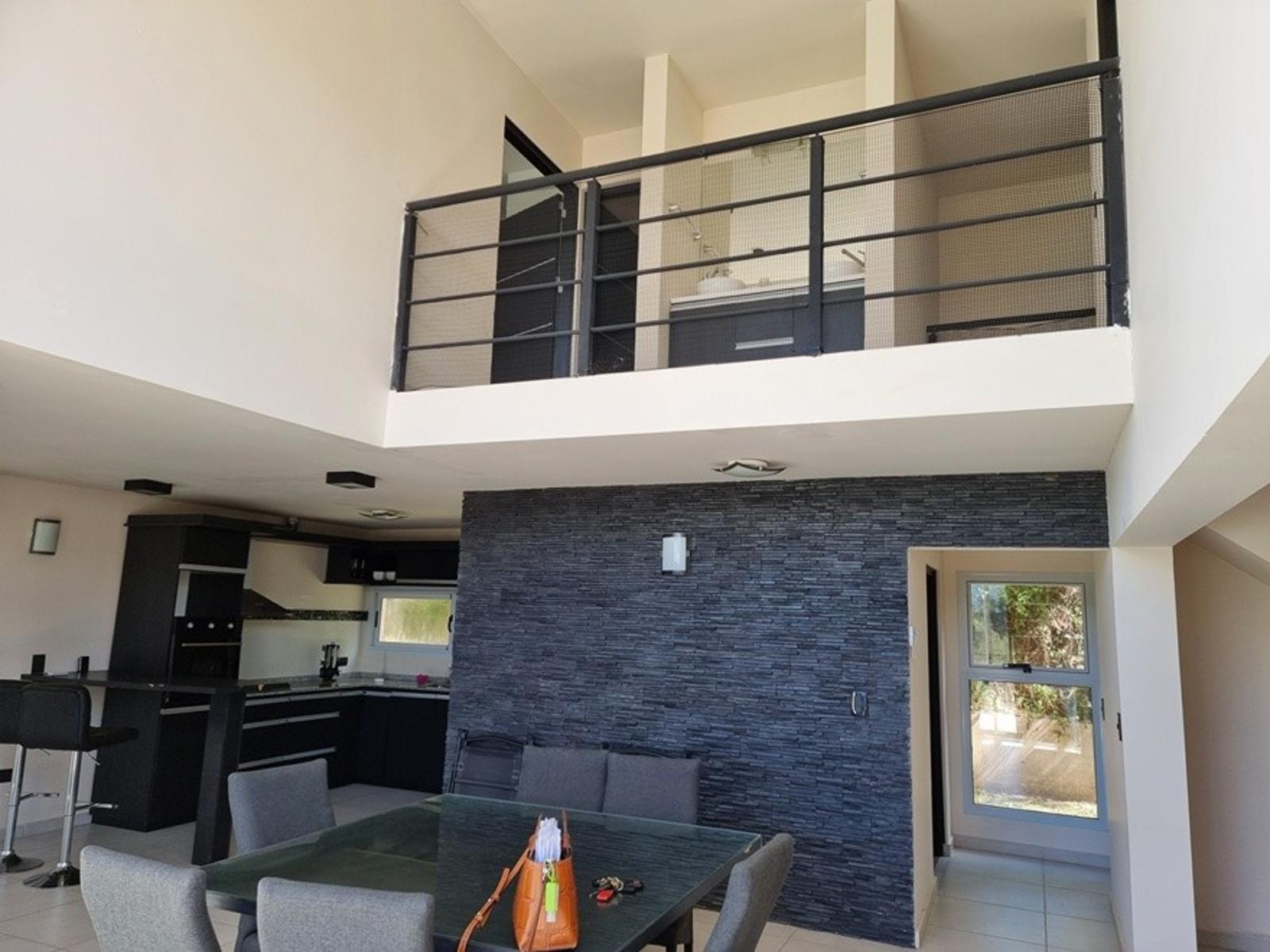 EXCELENTE CASA EN VENTA EN VILLA CARLOS PAZ, 2 DORMITORIOS, PILETA, VISTA PANORÁMICA, DE 4 AÑOS — foto 8