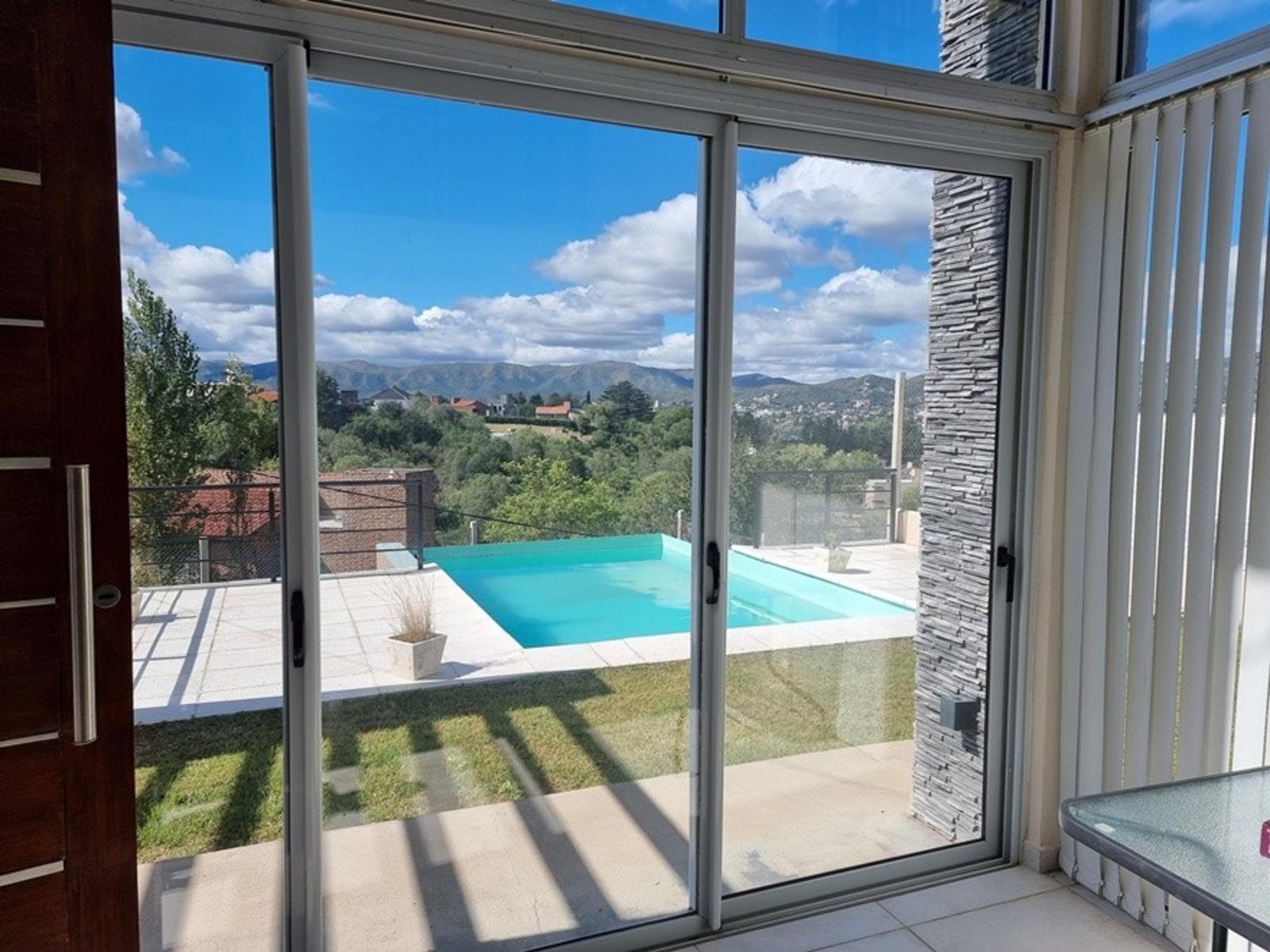 EXCELENTE CASA EN VENTA EN VILLA CARLOS PAZ, 2 DORMITORIOS, PILETA, VISTA PANORÁMICA, DE 4 AÑOS — foto 9