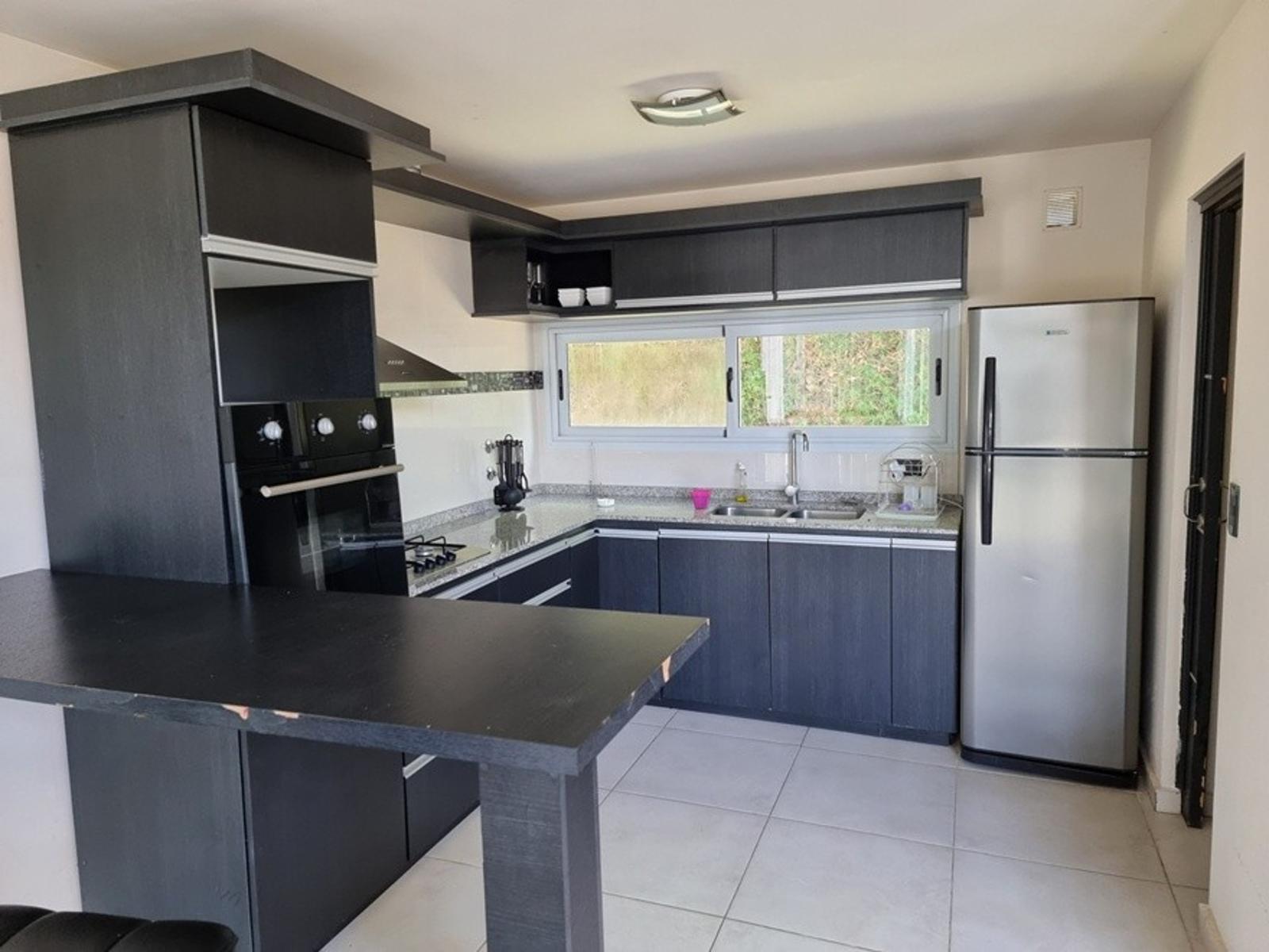 EXCELENTE CASA EN VENTA EN VILLA CARLOS PAZ, 2 DORMITORIOS, PILETA, VISTA PANORÁMICA, DE 4 AÑOS — foto 11