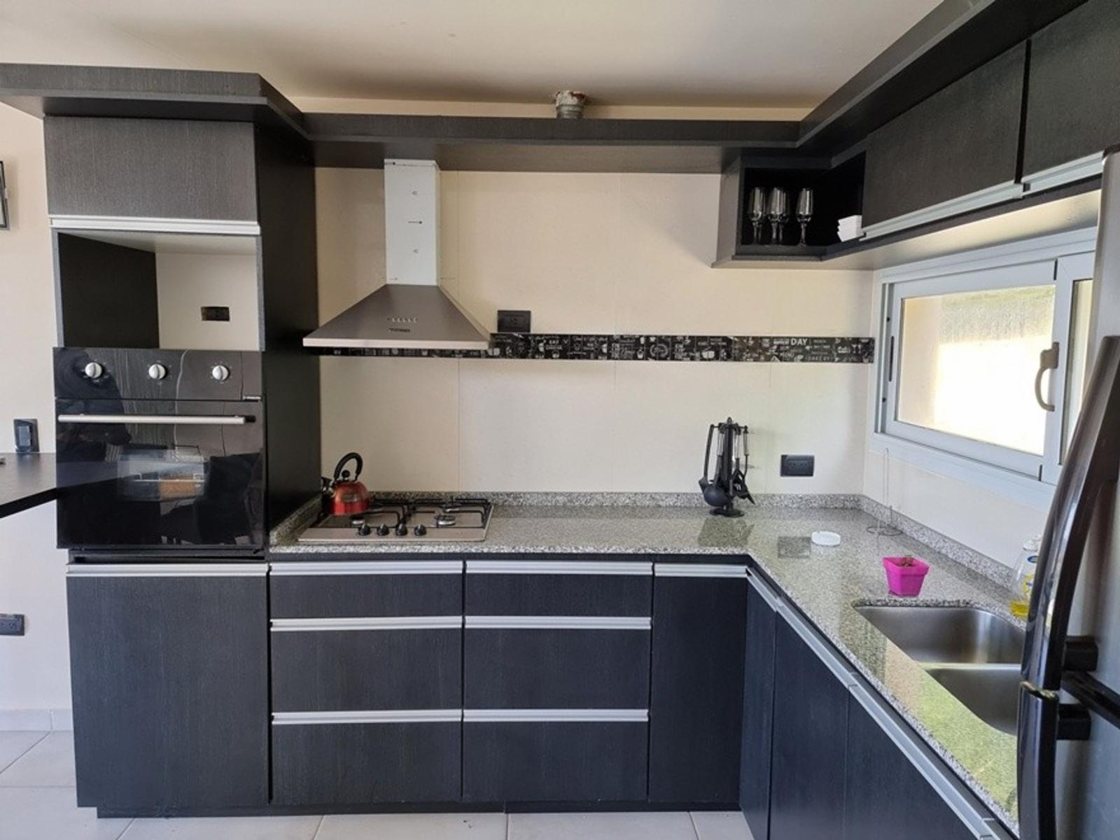EXCELENTE CASA EN VENTA EN VILLA CARLOS PAZ, 2 DORMITORIOS, PILETA, VISTA PANORÁMICA, DE 4 AÑOS — foto 13