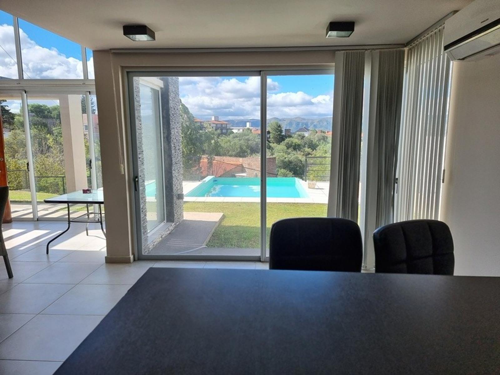 EXCELENTE CASA EN VENTA EN VILLA CARLOS PAZ, 2 DORMITORIOS, PILETA, VISTA PANORÁMICA, DE 4 AÑOS — foto 14