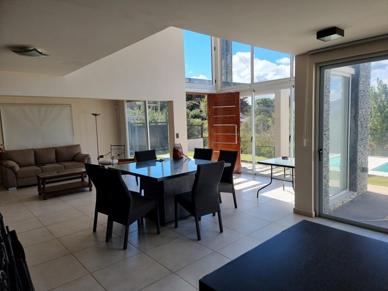 EXCELENTE CASA EN VENTA EN VILLA CARLOS PAZ, 2 DORMITORIOS, PILETA, VISTA PANORÁMICA, DE 4 AÑOS — foto 15