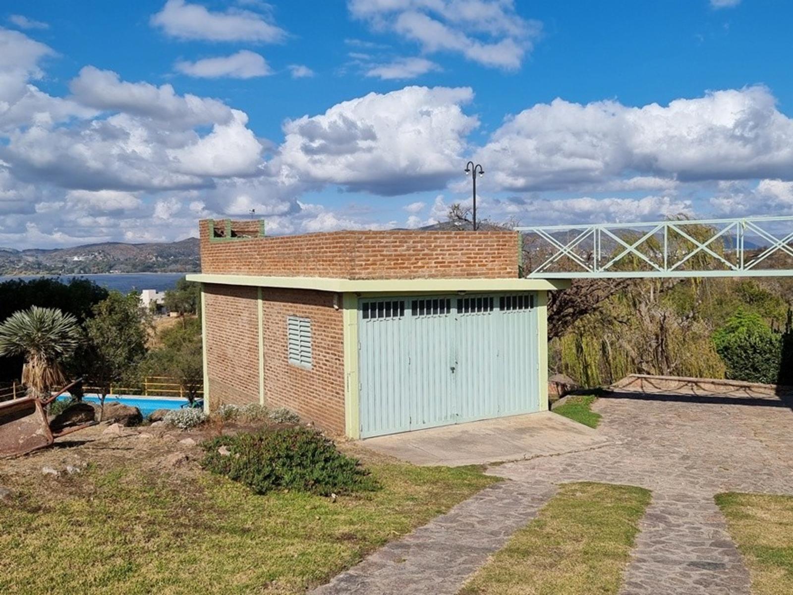 MUY LINDA CASA EN VENTA EN LAGO AZUL, BARRIO PRIVADO, CON VISTAS AL LAGO Y SIERRAS DESLUMBRANTES — foto 2