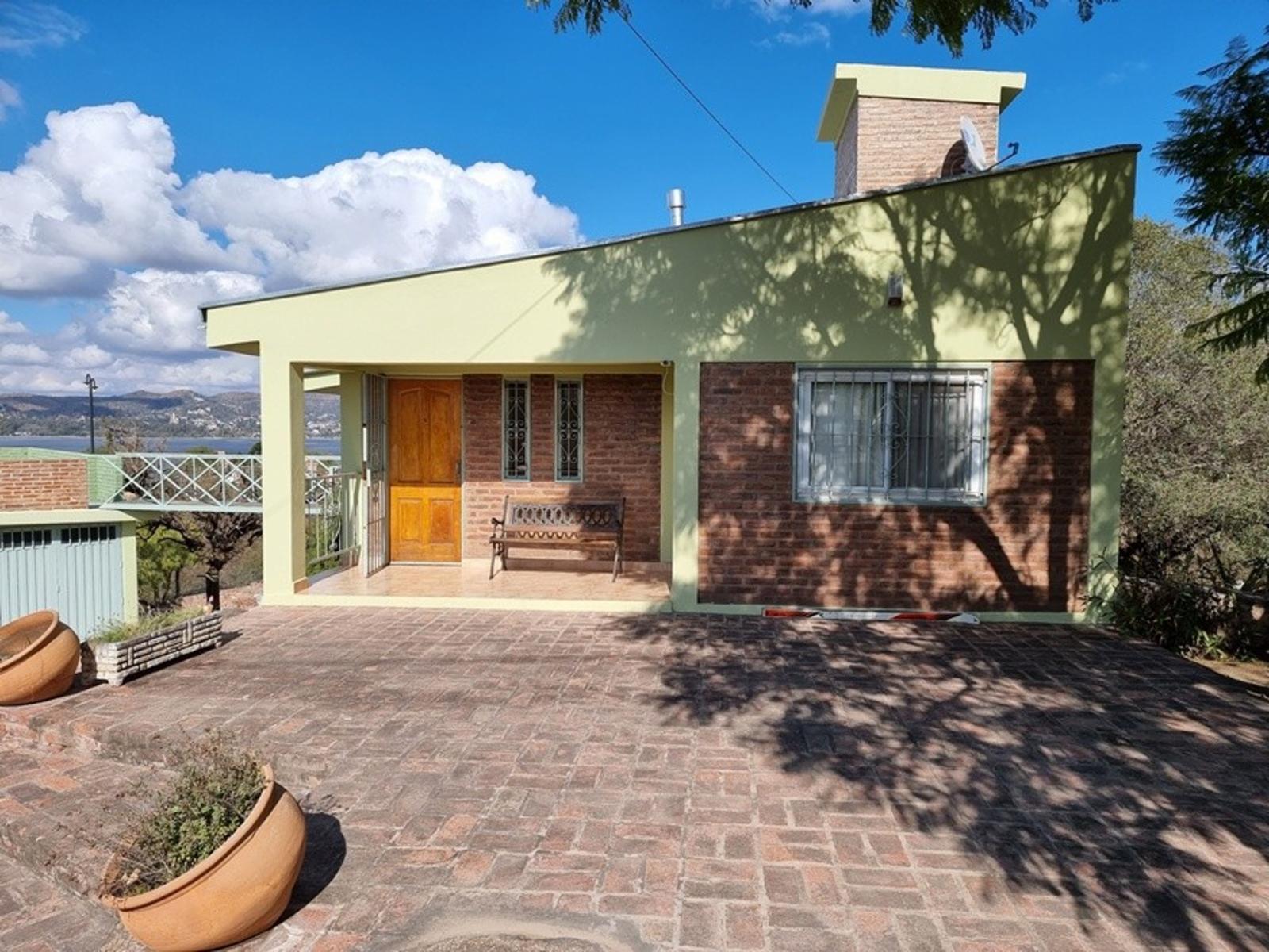 MUY LINDA CASA EN VENTA EN LAGO AZUL, BARRIO PRIVADO, CON VISTAS AL LAGO Y SIERRAS DESLUMBRANTES — foto 3