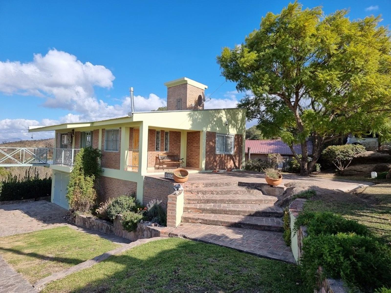 MUY LINDA CASA EN VENTA EN LAGO AZUL, BARRIO PRIVADO, CON VISTAS AL LAGO Y SIERRAS DESLUMBRANTES — foto 4