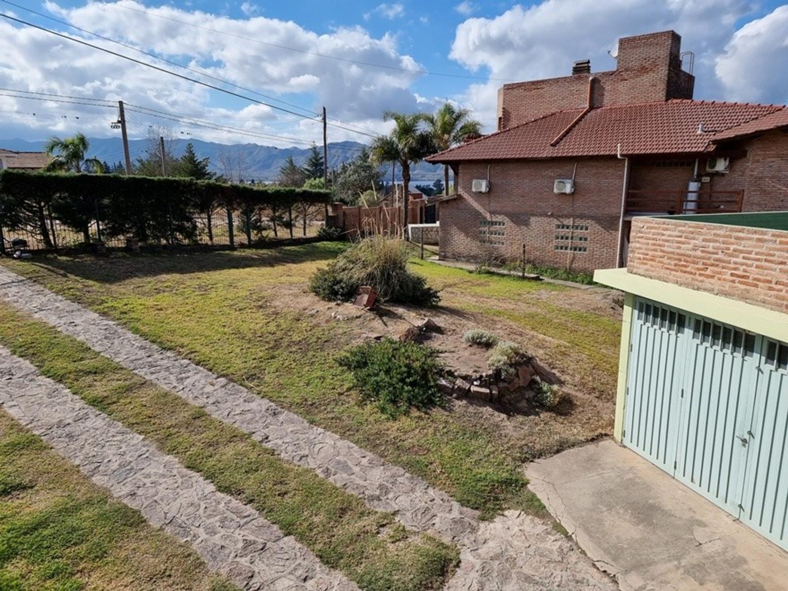 MUY LINDA CASA EN VENTA EN LAGO AZUL, BARRIO PRIVADO, CON VISTAS AL LAGO Y SIERRAS DESLUMBRANTES — foto 5