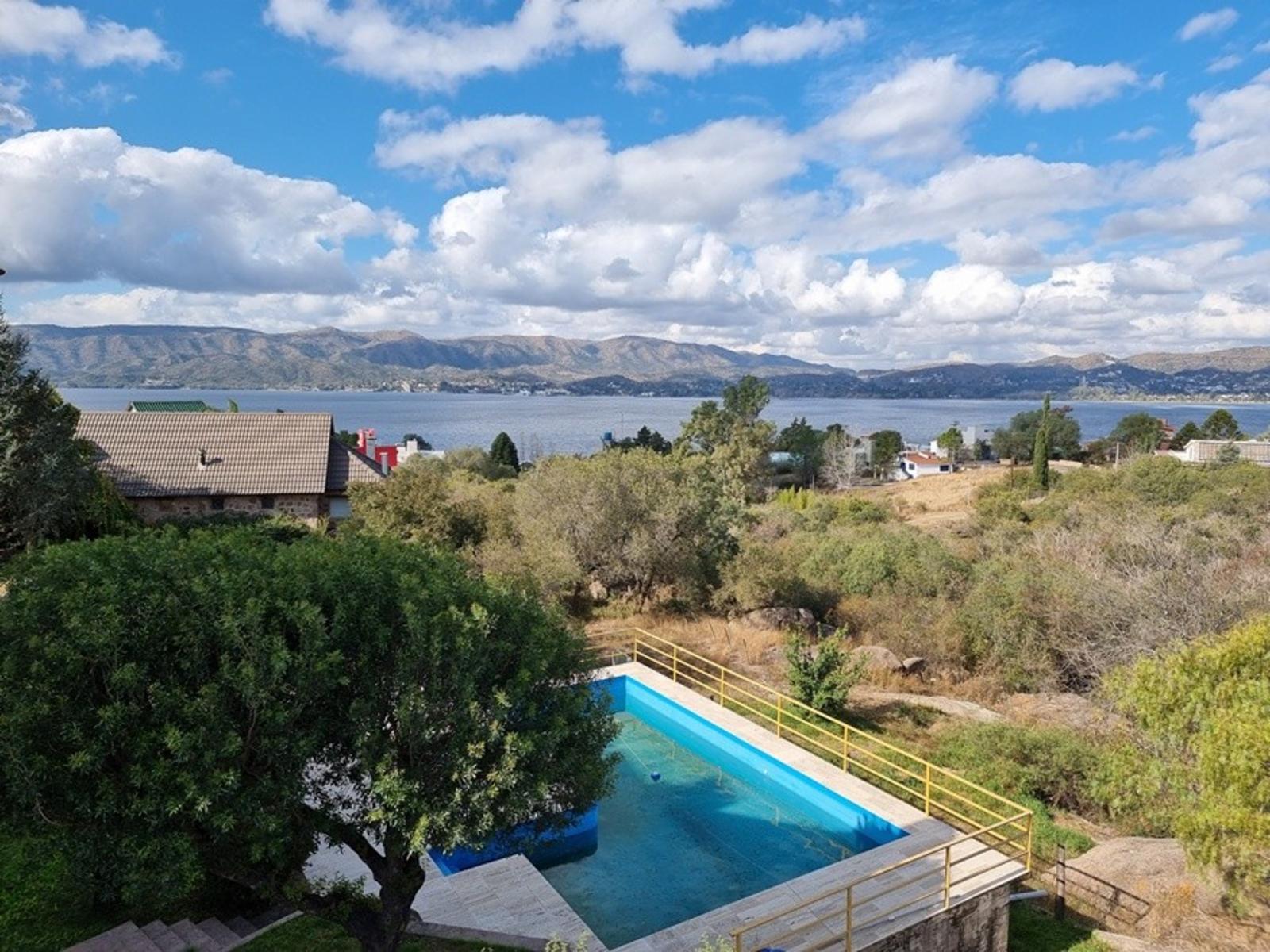 MUY LINDA CASA EN VENTA EN LAGO AZUL, BARRIO PRIVADO, CON VISTAS AL LAGO Y SIERRAS DESLUMBRANTES — foto 9