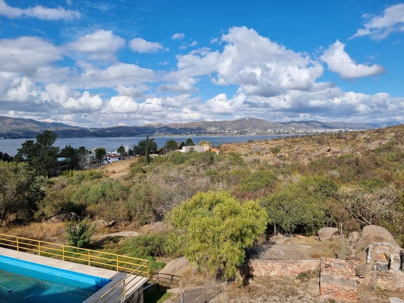 MUY LINDA CASA EN VENTA EN LAGO AZUL, BARRIO PRIVADO, CON VISTAS AL LAGO Y SIERRAS DESLUMBRANTES — foto 10