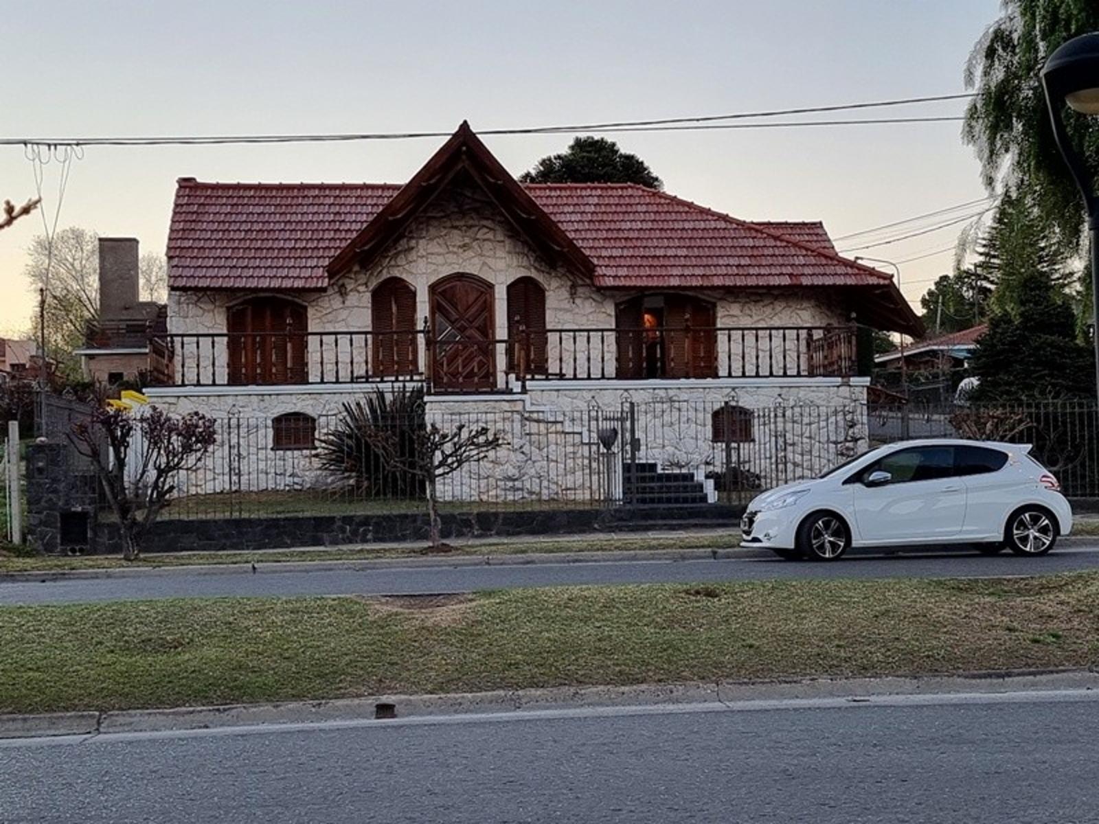 EXCELENTE CASA DE CATEGORÍA EN VILLA CARLOS PAZ EN VENTA, BARRIO RESIDENCIAL LAS ENSENADAS