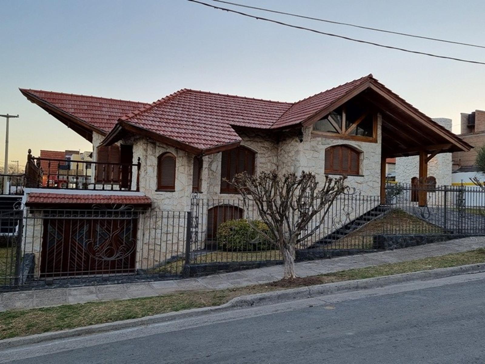 EXCELENTE CASA DE CATEGORÍA EN VILLA CARLOS PAZ EN VENTA, BARRIO RESIDENCIAL LAS ENSENADAS — foto 3