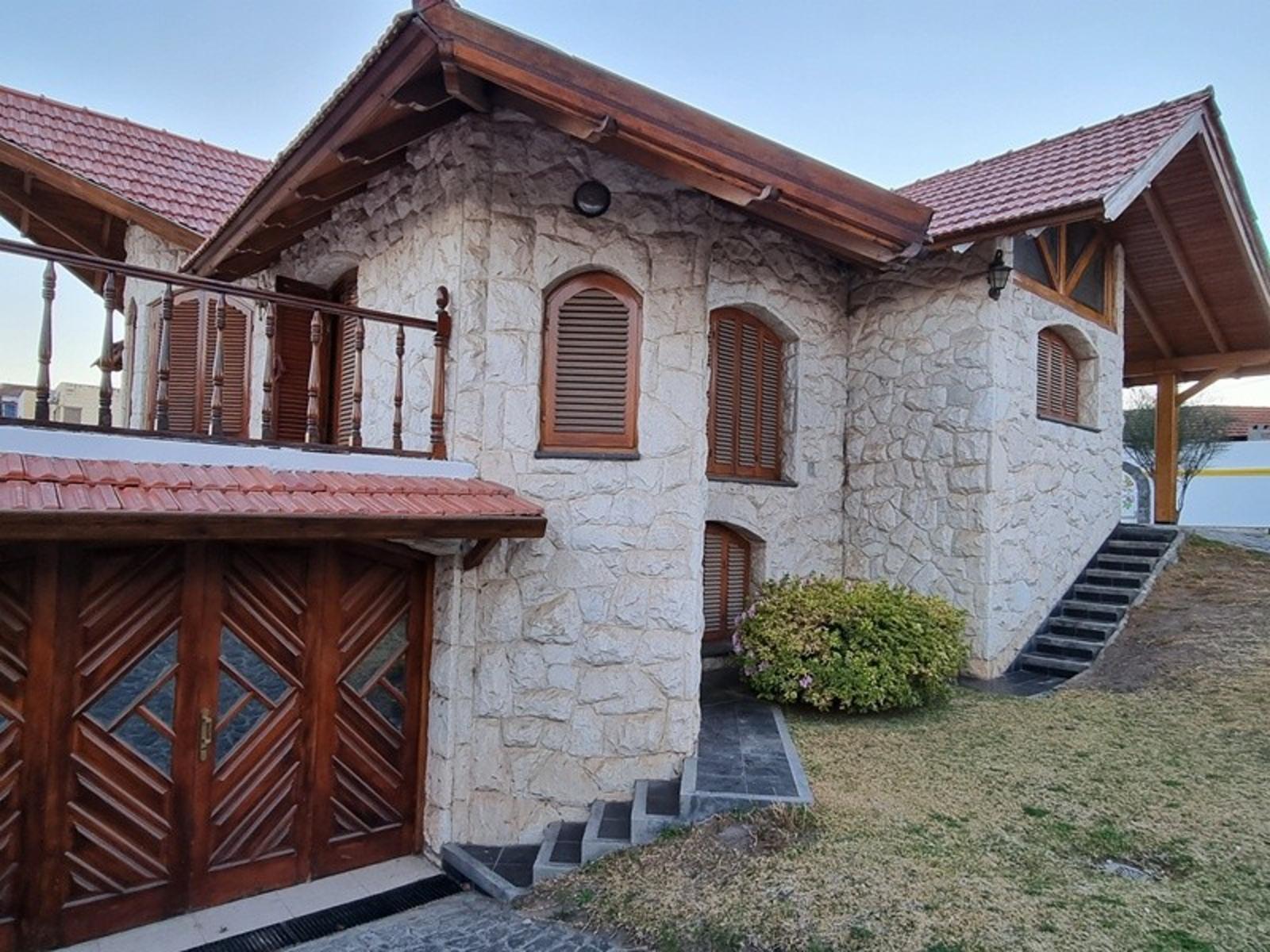 EXCELENTE CASA DE CATEGORÍA EN VILLA CARLOS PAZ EN VENTA, BARRIO RESIDENCIAL LAS ENSENADAS — foto 4
