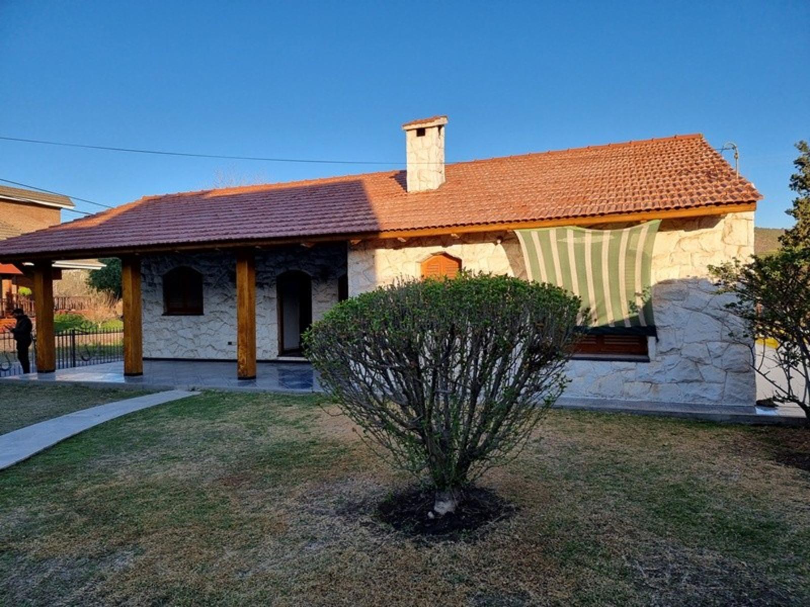 EXCELENTE CASA DE CATEGORÍA EN VILLA CARLOS PAZ EN VENTA, BARRIO RESIDENCIAL LAS ENSENADAS — foto 7