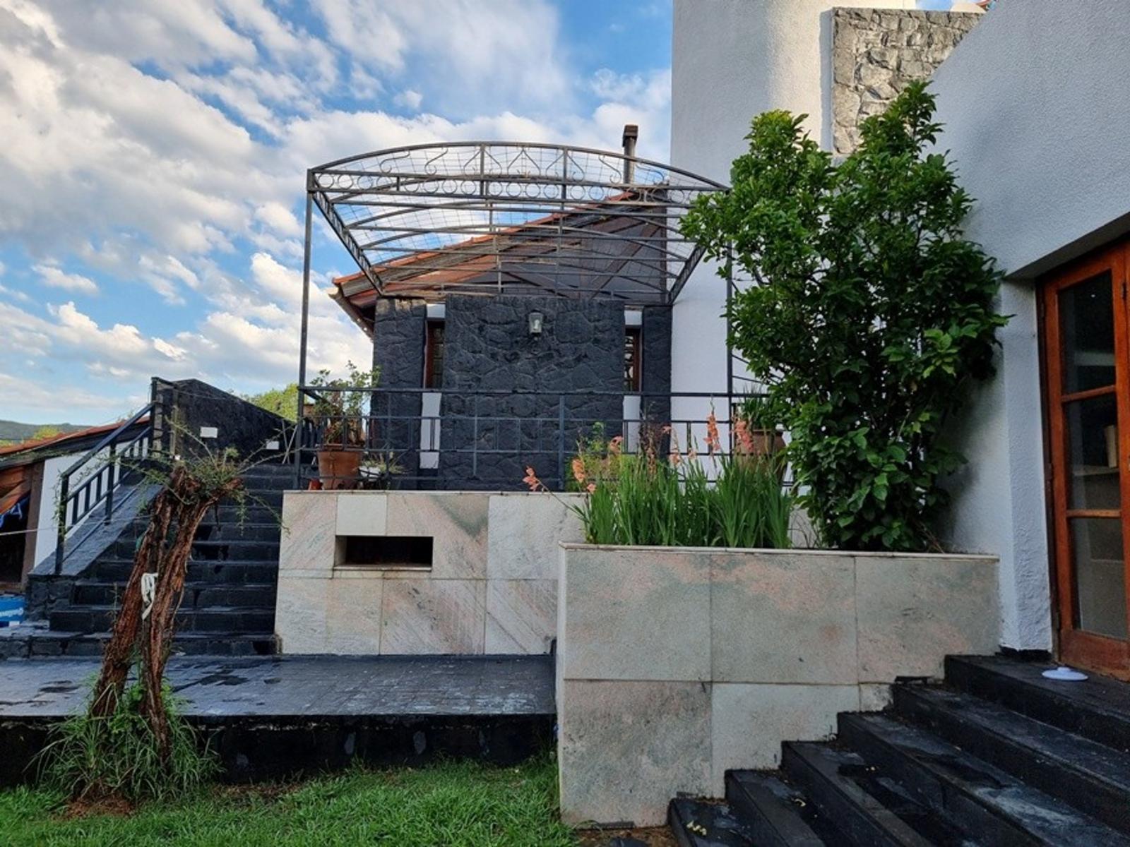 FABULOSA CASA EN VILLA CARLOS PAZ, Bº COSTA AZUL, CON PILETA CLIMATIZADA CUBIERTA, CANCHA DE SQUASH, — foto 2