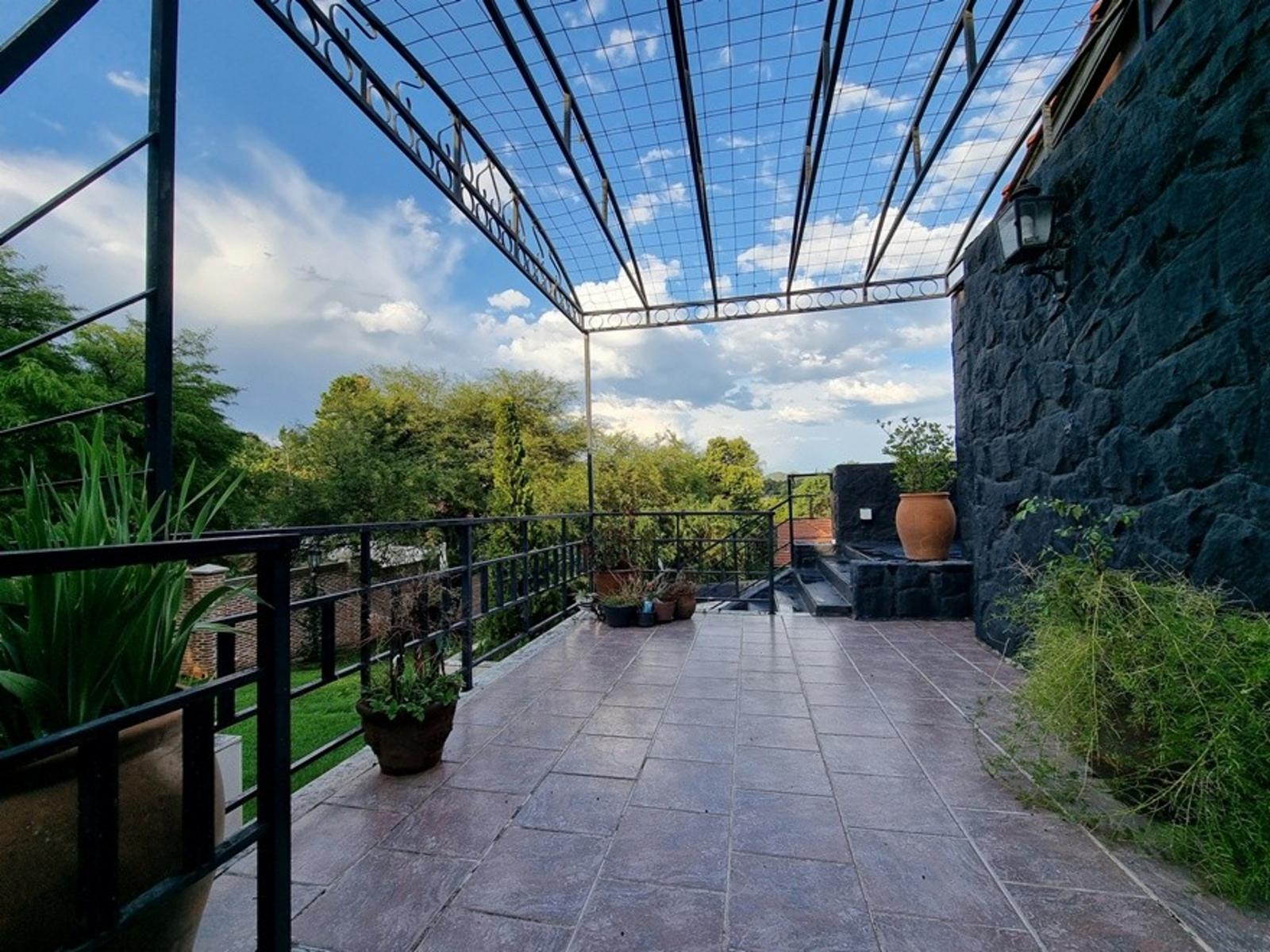 FABULOSA CASA EN VILLA CARLOS PAZ, Bº COSTA AZUL, CON PILETA CLIMATIZADA CUBIERTA, CANCHA DE SQUASH, — foto 3