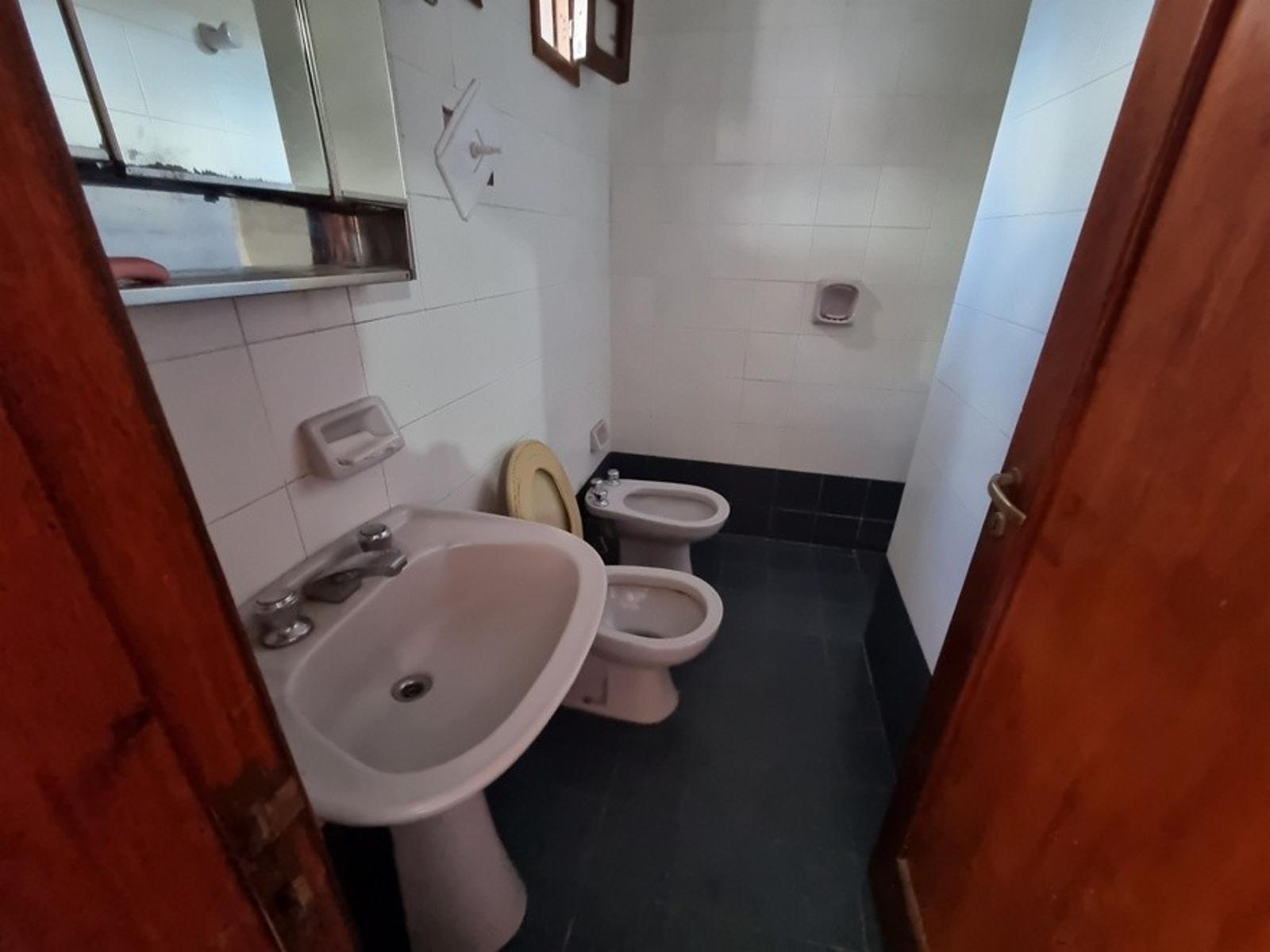 FABULOSA CASA EN VILLA CARLOS PAZ, Bº COSTA AZUL, CON PILETA CLIMATIZADA CUBIERTA, CANCHA DE SQUASH, — foto 11