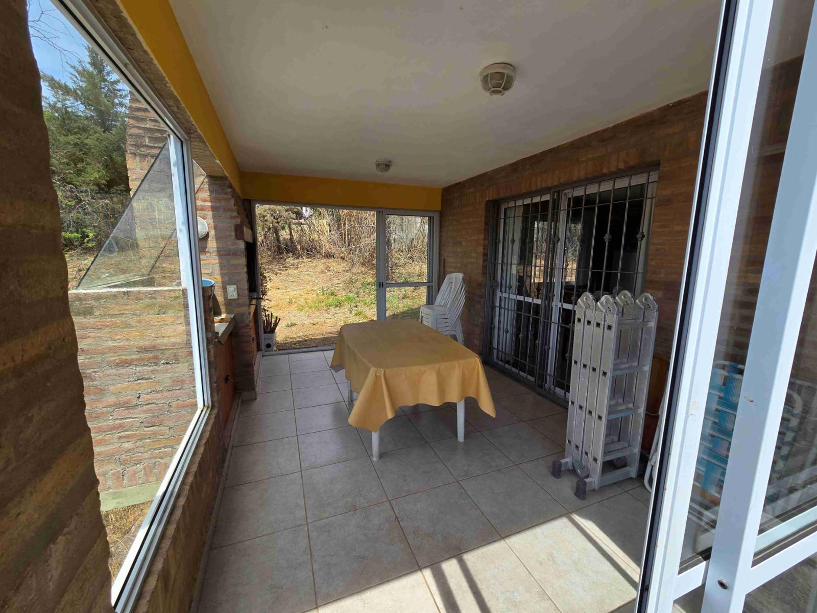 MUY LINDA CASA EN VENTA EN VILLA CARLOS PAZ, Barrio Residencial Villa del Lago. Con hermosa Pileta y Vista Panorámica. Apta para Crédito Bancario. — foto 2