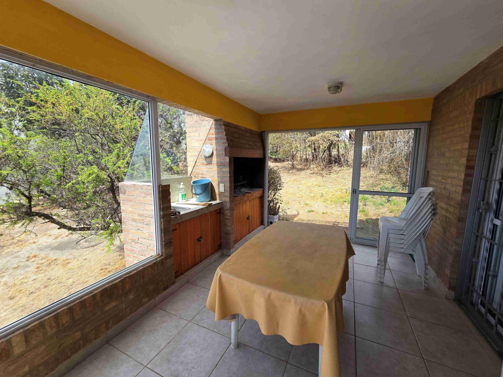 MUY LINDA CASA EN VENTA EN VILLA CARLOS PAZ, Barrio Residencial Villa del Lago. Con hermosa Pileta y Vista Panorámica. Apta para Crédito Bancario. — foto 3