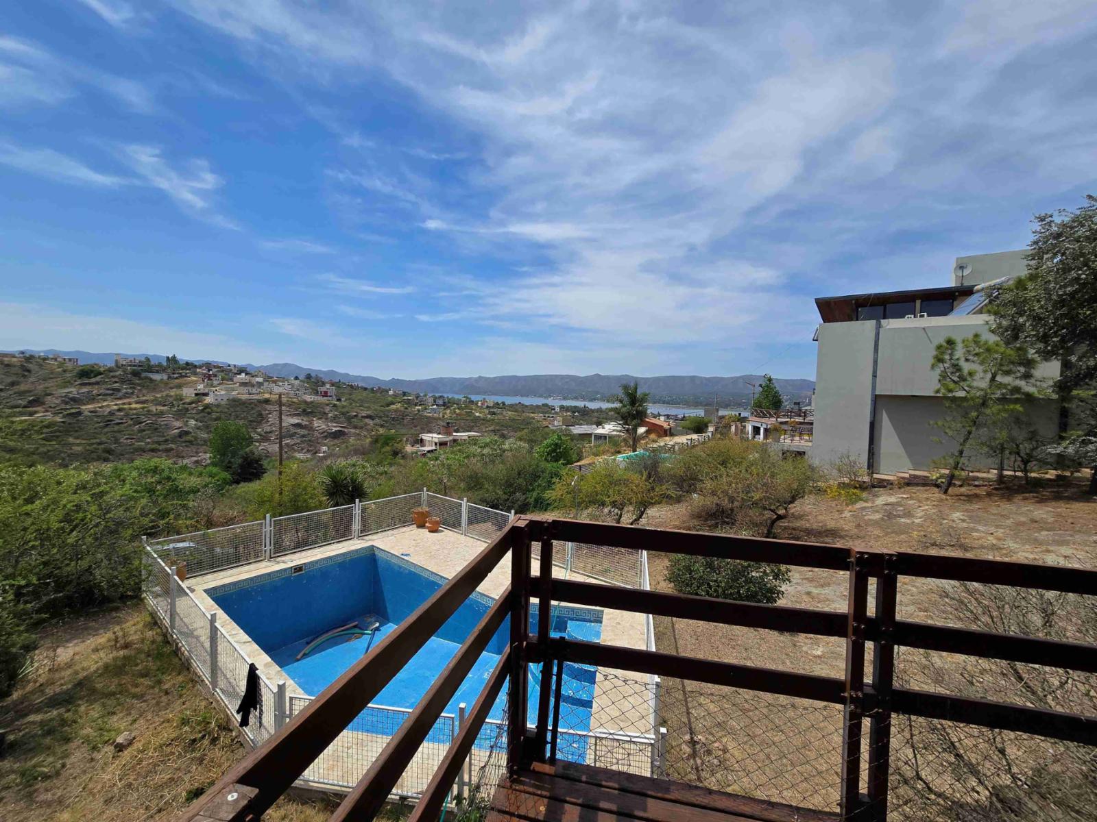 MUY LINDA CASA EN VENTA EN VILLA CARLOS PAZ, Barrio Residencial Villa del Lago. Con hermosa Pileta y Vista Panorámica. Apta para Crédito Bancario. — foto 4