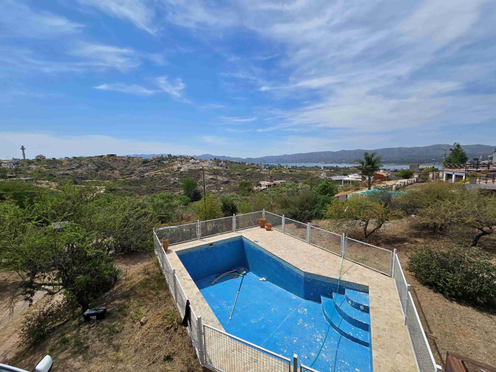 MUY LINDA CASA EN VENTA EN VILLA CARLOS PAZ, Barrio Residencial Villa del Lago. Con hermosa Pileta y Vista Panorámica. Apta para Crédito Bancario. — foto 5