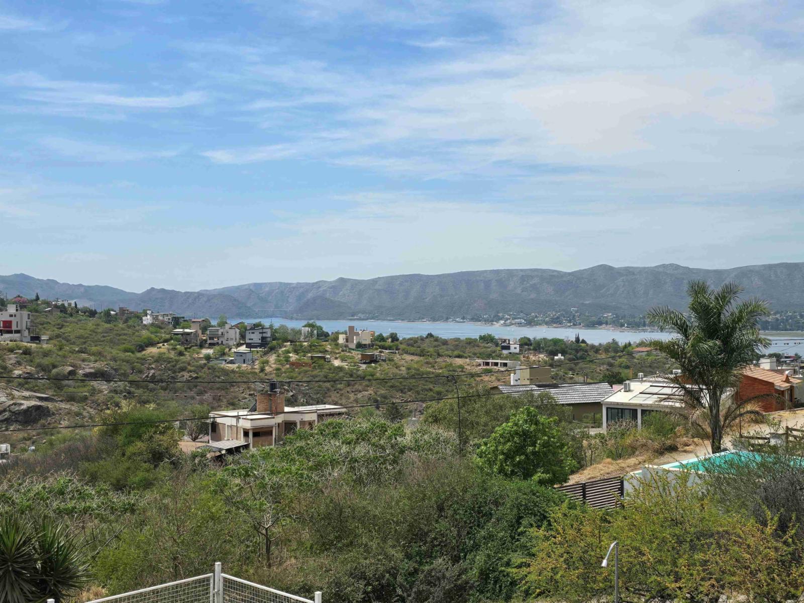 MUY LINDA CASA EN VENTA EN VILLA CARLOS PAZ, Barrio Residencial Villa del Lago. Con hermosa Pileta y Vista Panorámica. Apta para Crédito Bancario. — foto 6