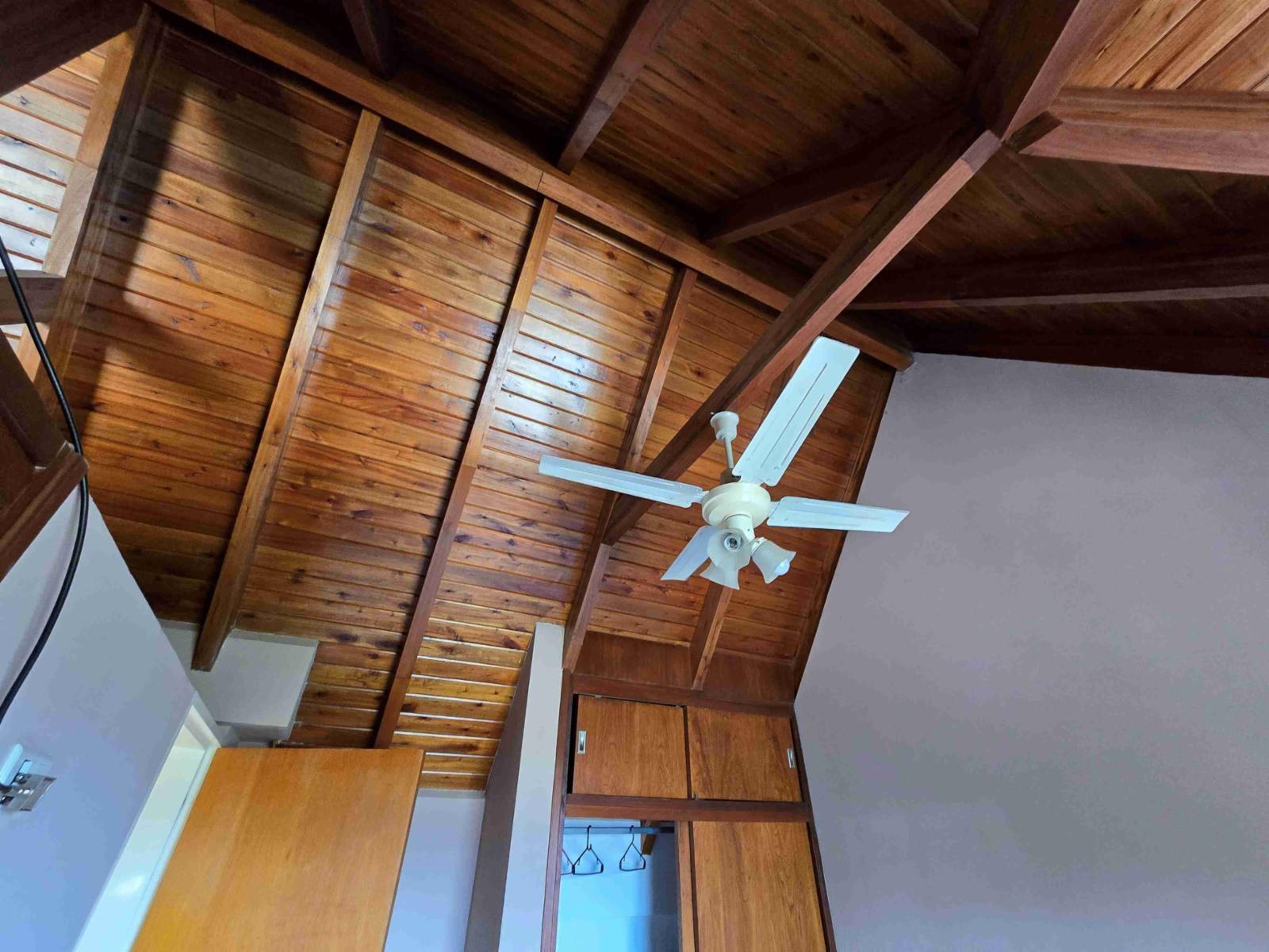 MUY LINDA CASA EN VENTA EN VILLA CARLOS PAZ, Barrio Residencial Villa del Lago. Con hermosa Pileta y Vista Panorámica. Apta para Crédito Bancario. — foto 12