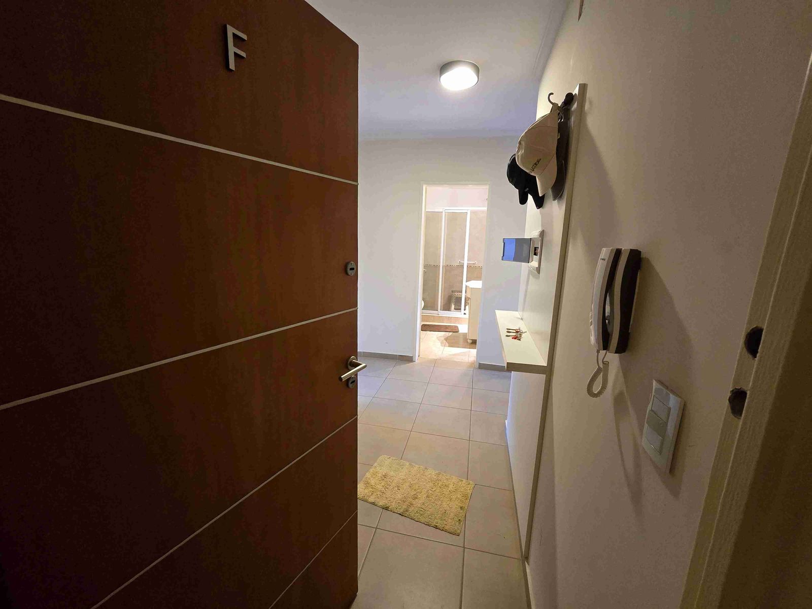 EXCELENTE DEPARTAMENTO EN VENTA EN CARLOS PAZ, 2DORMITORIOS,FRENTECONBALCÓN A LA CALLE + Patio — foto 3