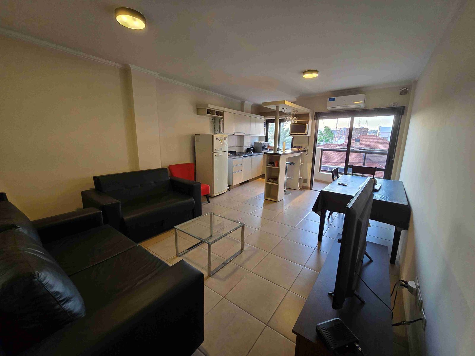 EXCELENTE DEPARTAMENTO EN VENTA EN CARLOS PAZ, 2DORMITORIOS,FRENTECONBALCÓN A LA CALLE + Patio — foto 4