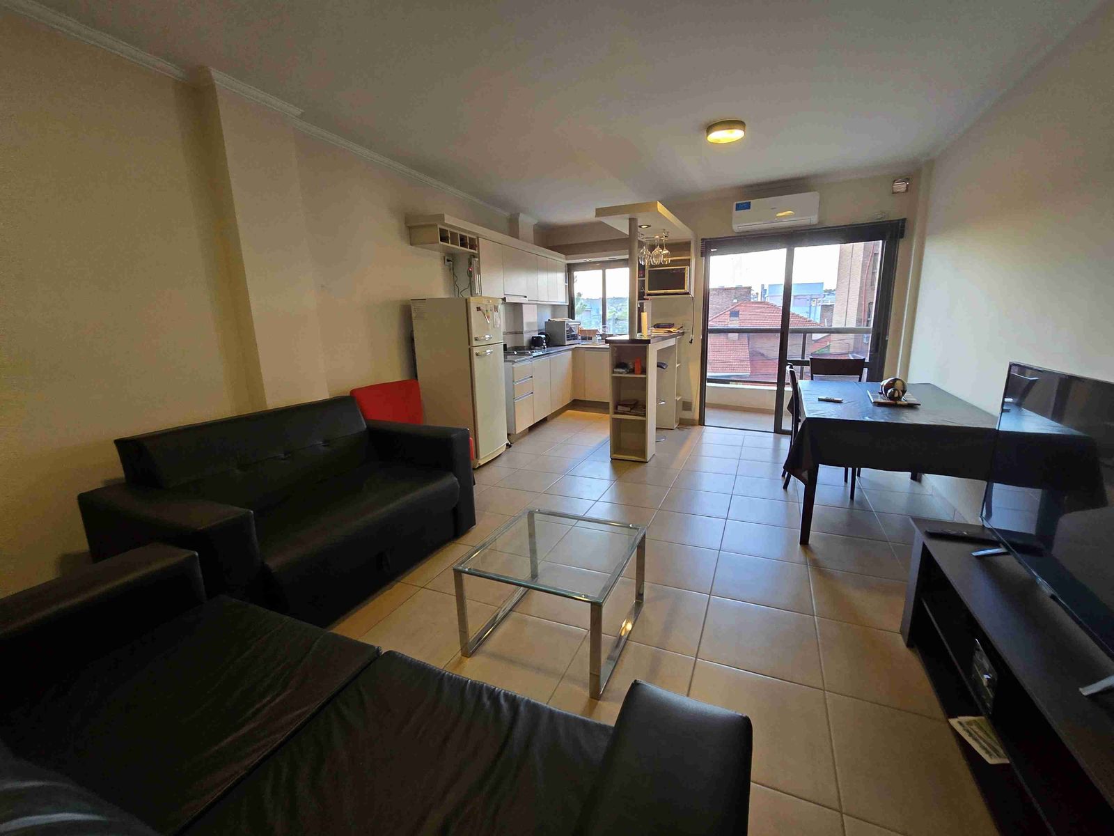 EXCELENTE DEPARTAMENTO EN VENTA EN CARLOS PAZ, 2DORMITORIOS,FRENTECONBALCÓN A LA CALLE + Patio — foto 5