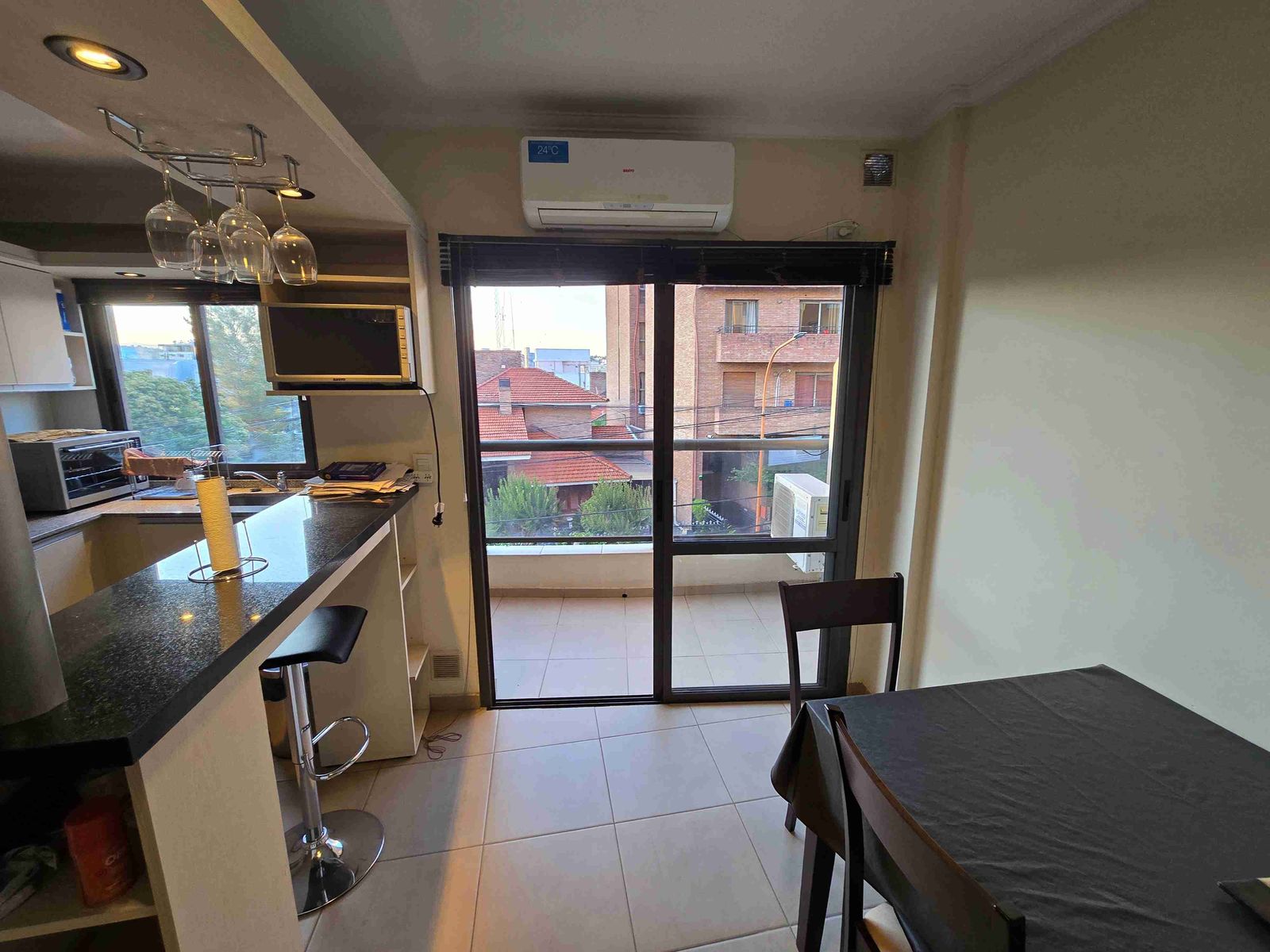EXCELENTE DEPARTAMENTO EN VENTA EN CARLOS PAZ, 2DORMITORIOS,FRENTECONBALCÓN A LA CALLE + Patio — foto 6