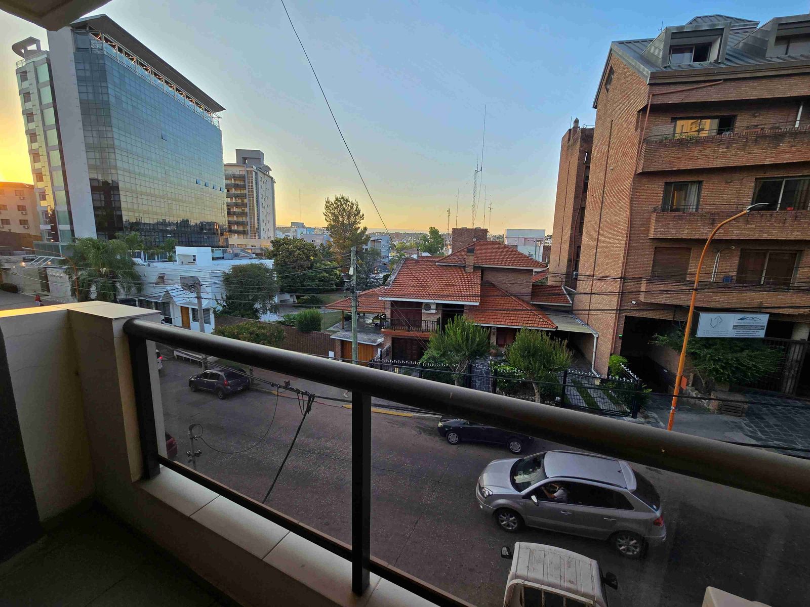 EXCELENTE DEPARTAMENTO EN VENTA EN CARLOS PAZ, 2DORMITORIOS,FRENTECONBALCÓN A LA CALLE + Patio — foto 7