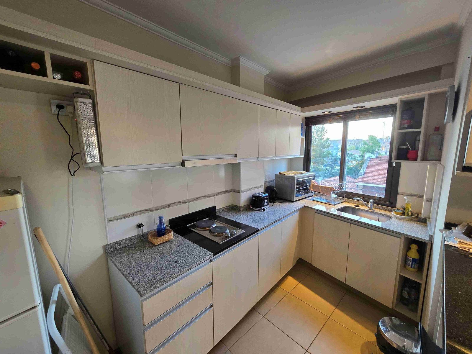 EXCELENTE DEPARTAMENTO EN VENTA EN CARLOS PAZ, 2DORMITORIOS,FRENTECONBALCÓN A LA CALLE + Patio — foto 9