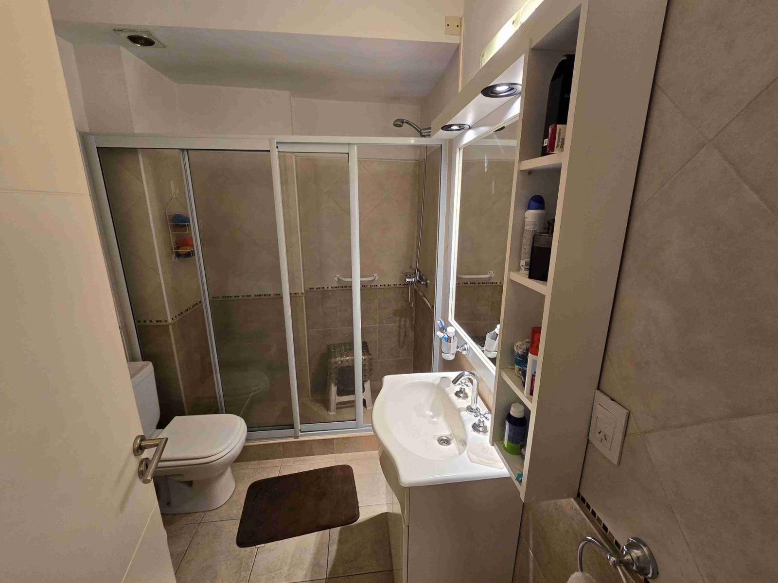 EXCELENTE DEPARTAMENTO EN VENTA EN CARLOS PAZ, 2DORMITORIOS,FRENTECONBALCÓN A LA CALLE + Patio — foto 10