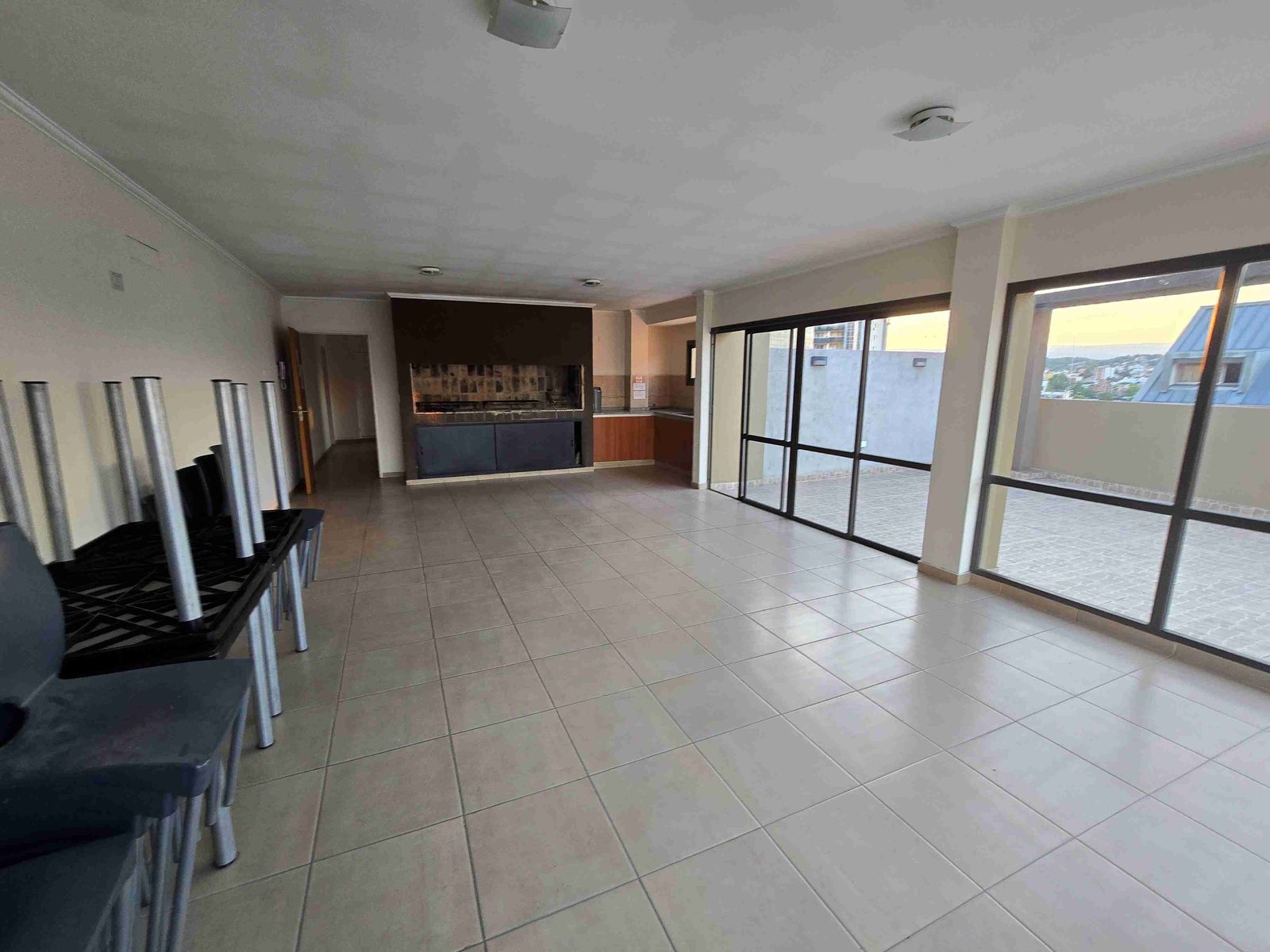 EXCELENTE DEPARTAMENTO EN VENTA EN CARLOS PAZ, 2DORMITORIOS,FRENTECONBALCÓN A LA CALLE + Patio — foto 15