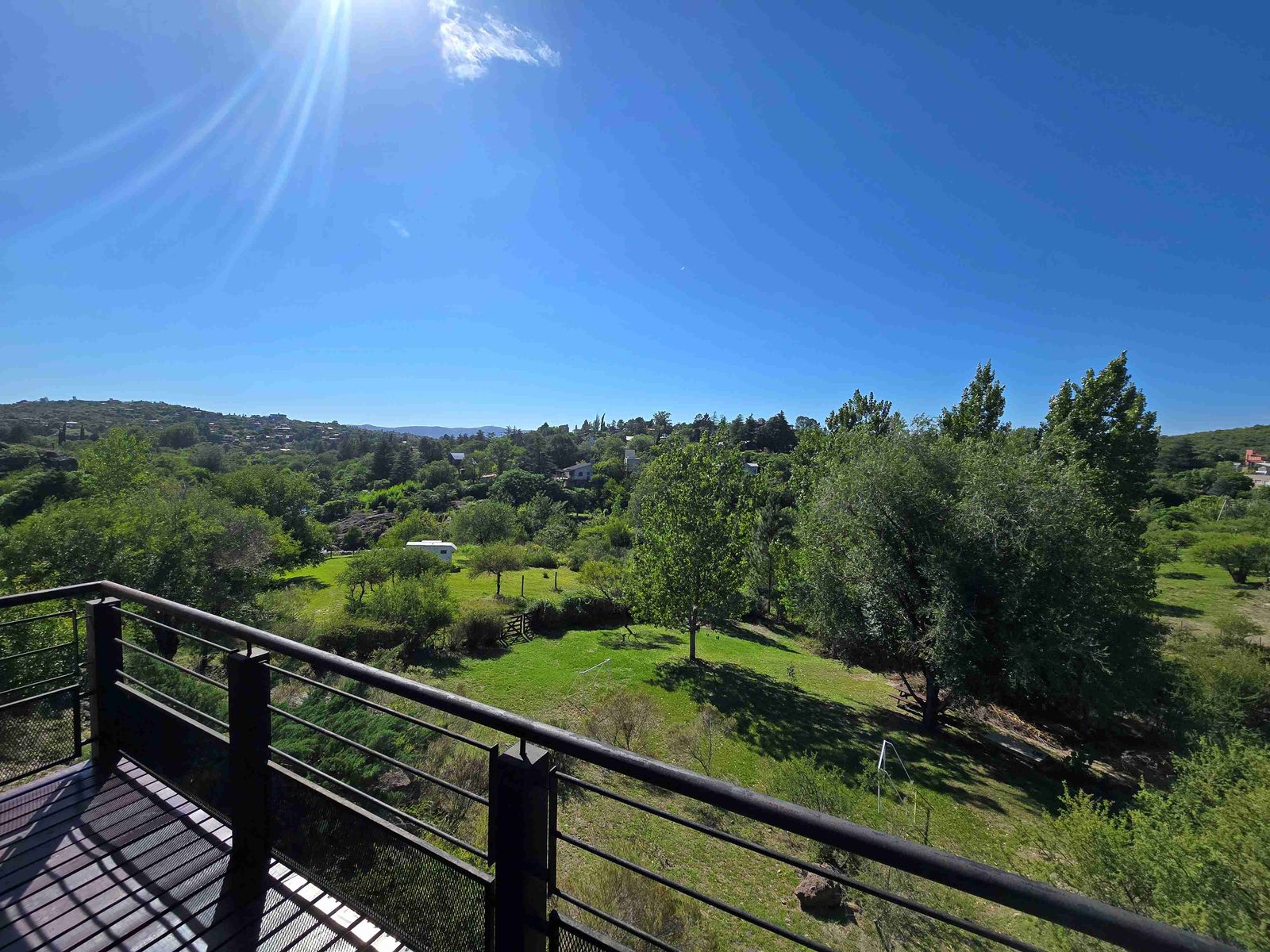 BELLÍSIMA CASA EN VENTA EN ESTANCIA VIEJA, A 2 CUADRAS DEL RIO BALNEARIO, UN LUGAR DE SIERRAS Y RIO — foto 3
