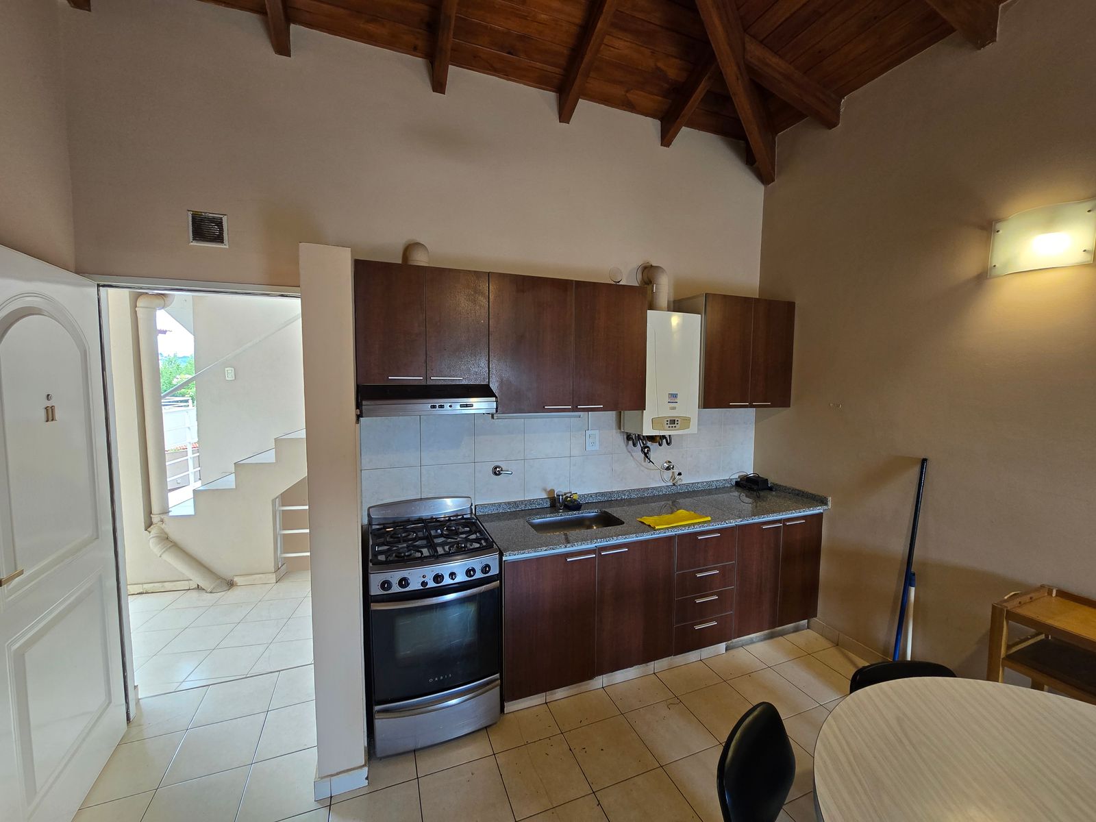 BELLO DEPARTAMENTO EN VENTA EN CARLOS PAZ, 2 DORMITORIOS, CON BALCÓN ALA CALLE. — foto 9