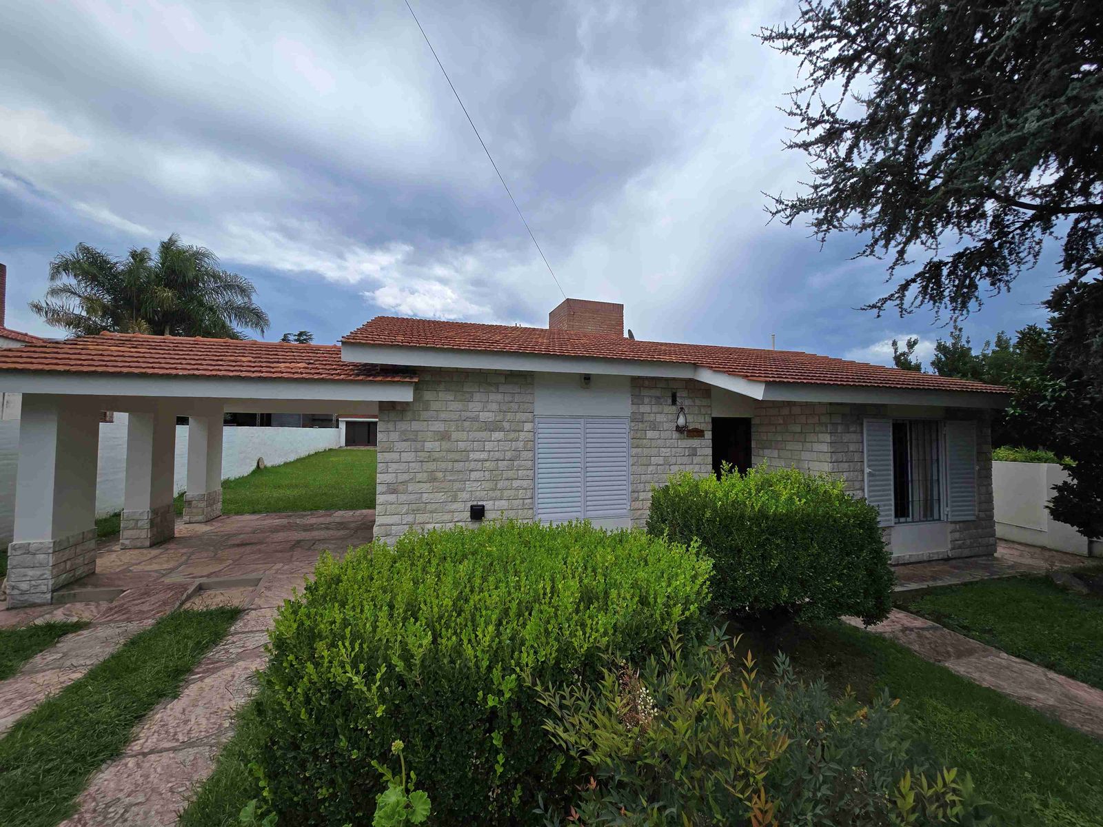 BELLA CASA EN VENTA EN CARLOS, CON PILETA, GAS NATURAL, BARRIO Miguel Muñoz — foto 2