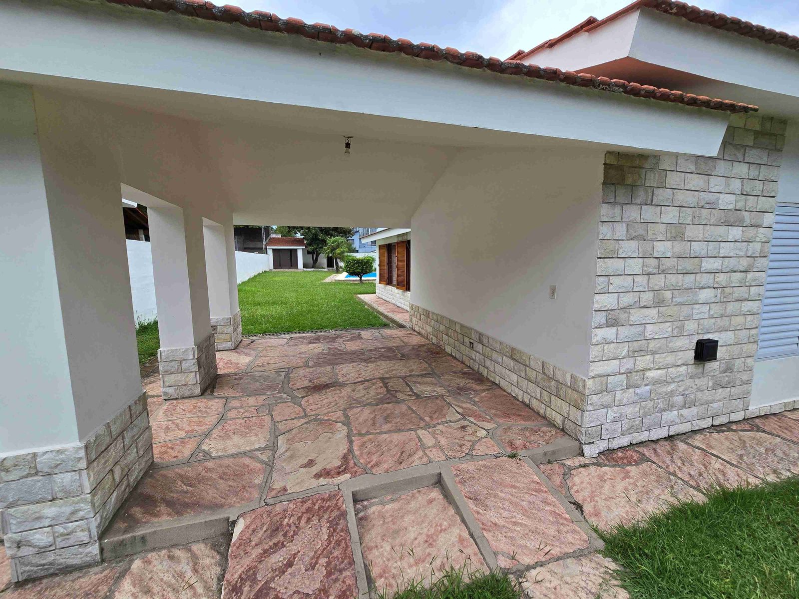BELLA CASA EN VENTA EN CARLOS, CON PILETA, GAS NATURAL, BARRIO Miguel Muñoz — foto 3