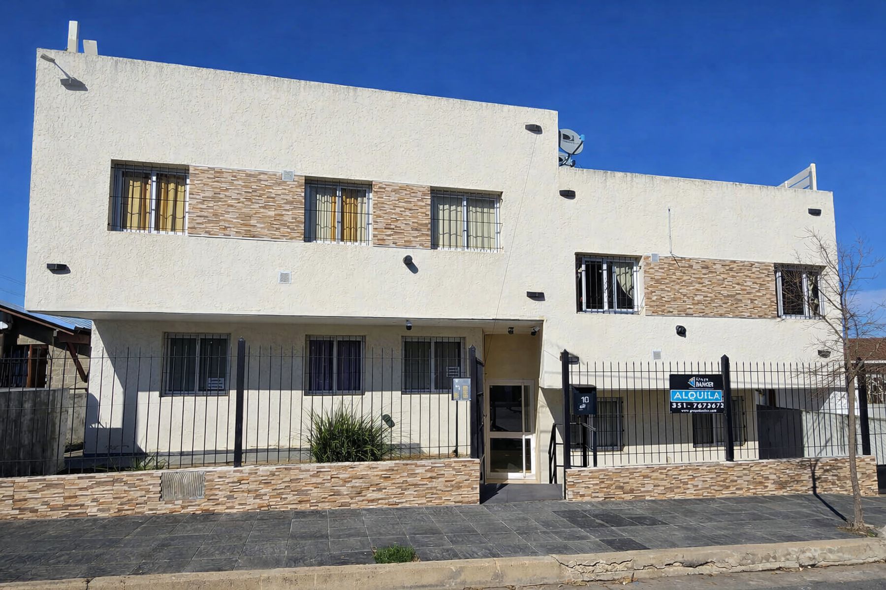 LINDO DEPARTAMENTO EN VENTA EN VILLA CARLOS PAZ, EDIFICIO RÍO DE JANEIRO, 1 DORMITORIO CON PATIO PROPIO. COCHERA - 2