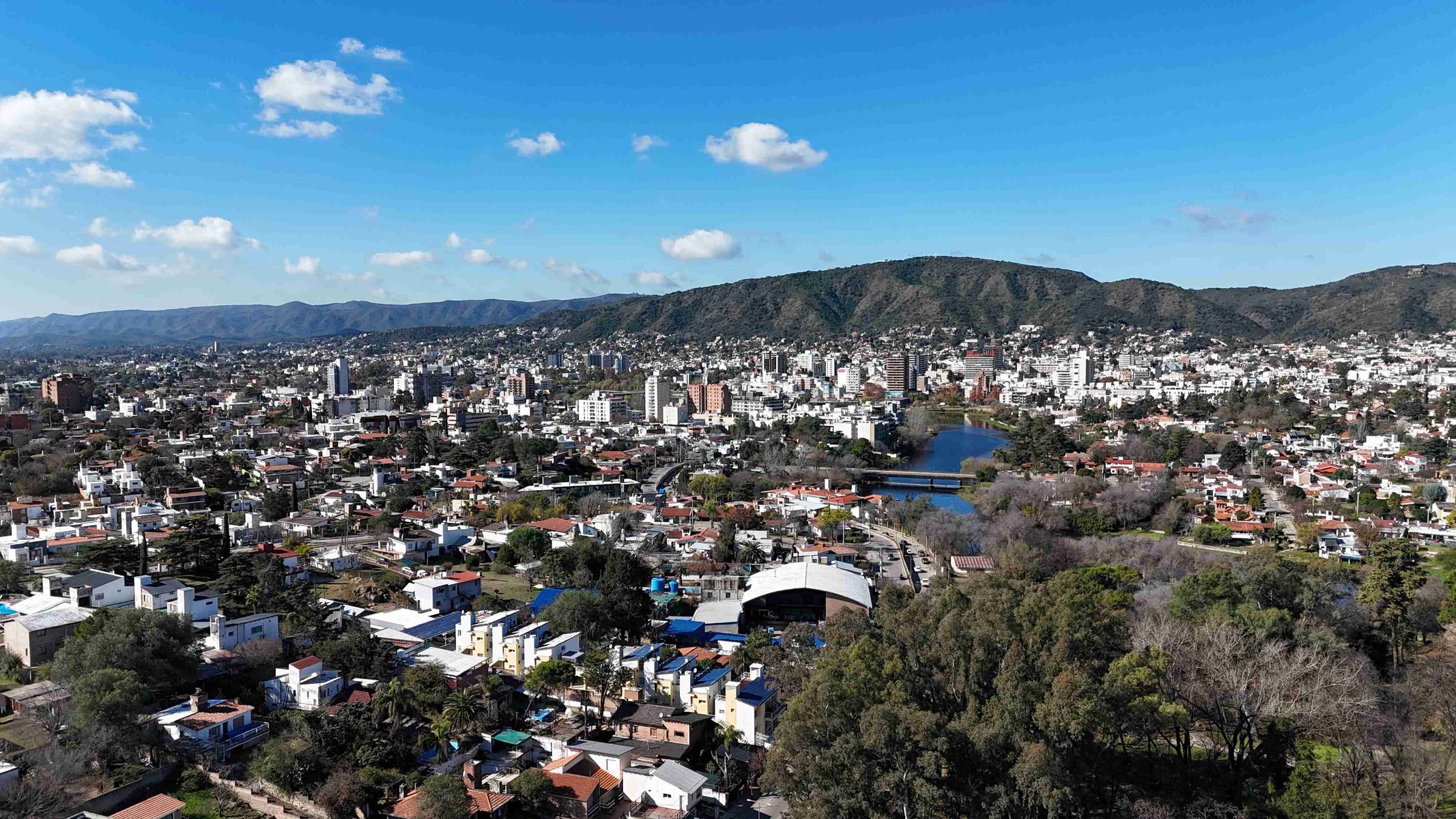LINDO DEPARTAMENTO EN VENTA EN VILLA CARLOS PAZ, EDIFICIO RÍO DE JANEIRO, 1 DORMITORIO CON PATIO PROPIO. COCHERA - 11